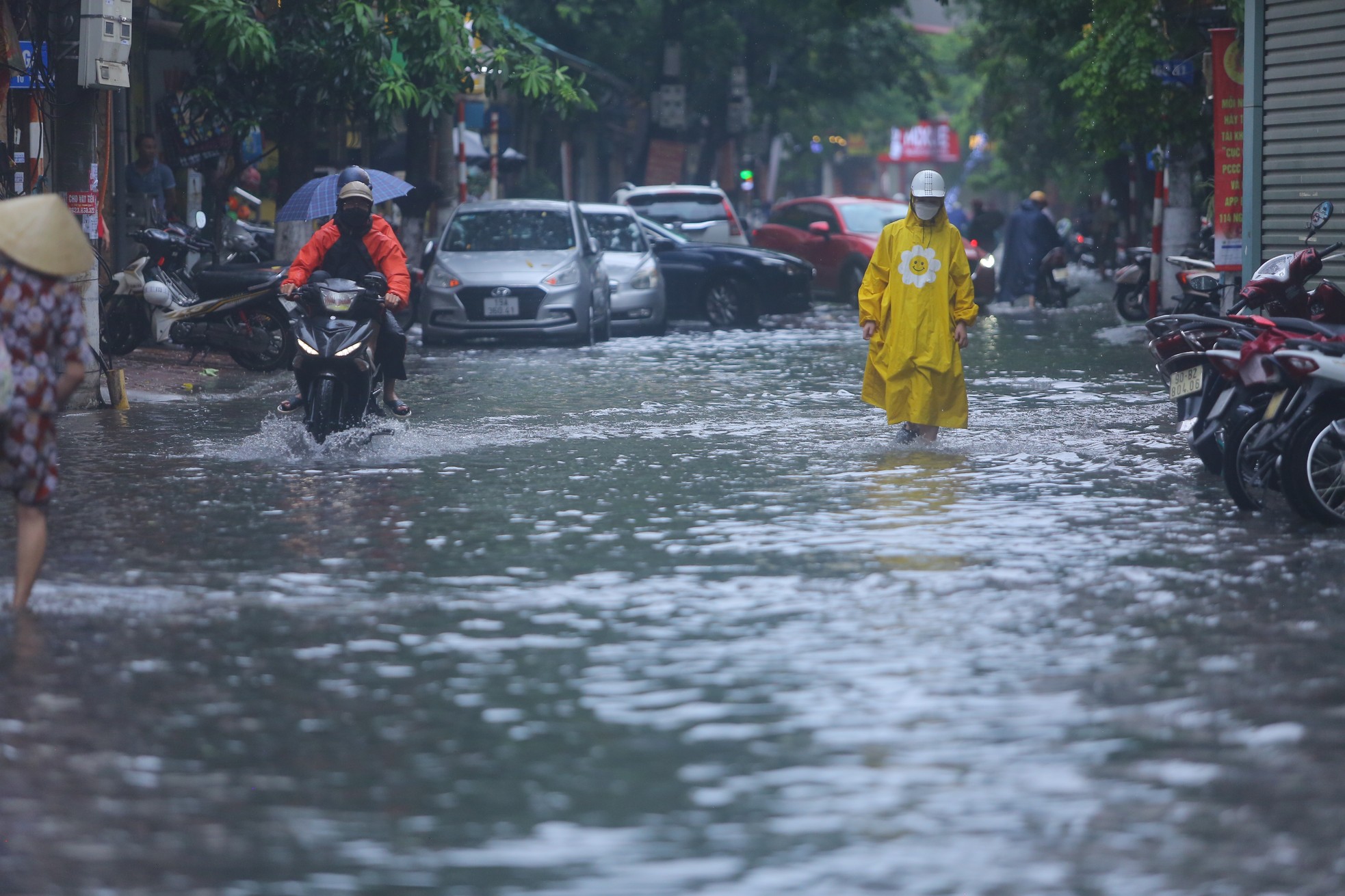 Đường Hà Nội mênh mông nước sau cơn 'mưa vàng' giải nhiệt ảnh 7