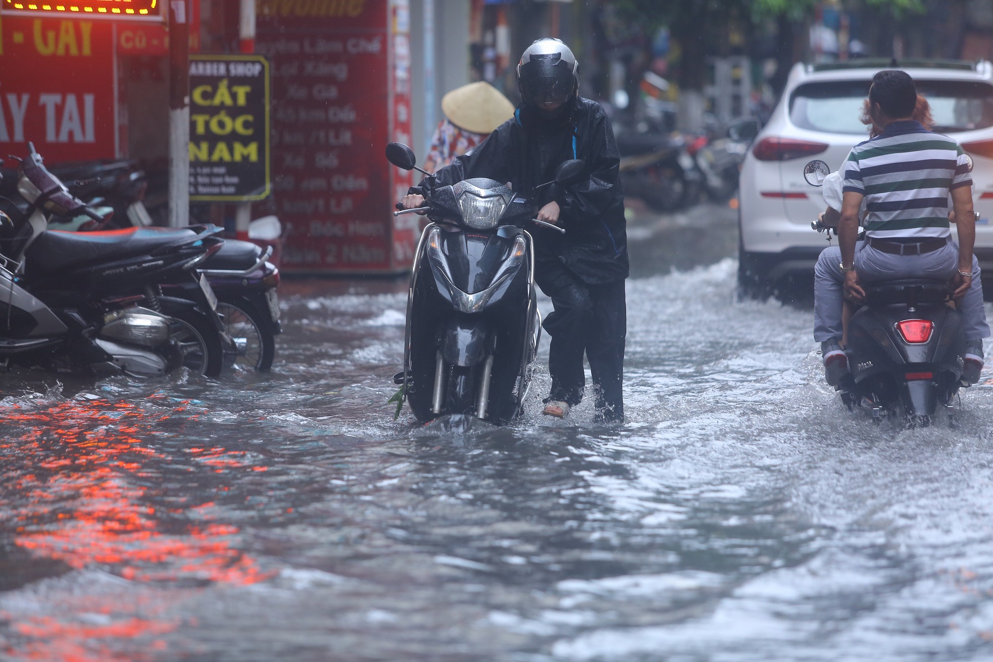 Đường Hà Nội mênh mông nước sau cơn 'mưa vàng' giải nhiệt ảnh 6