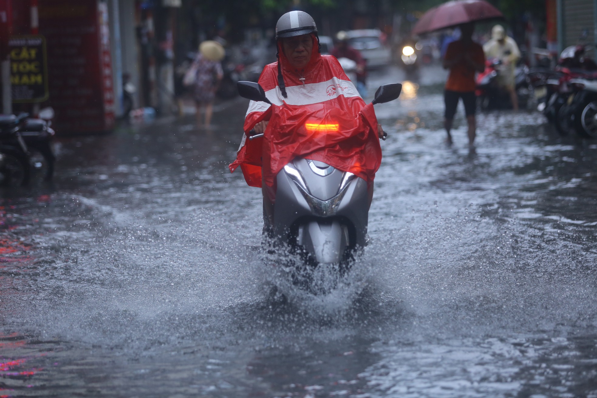 Đường Hà Nội mênh mông nước sau cơn 'mưa vàng' giải nhiệt ảnh 5