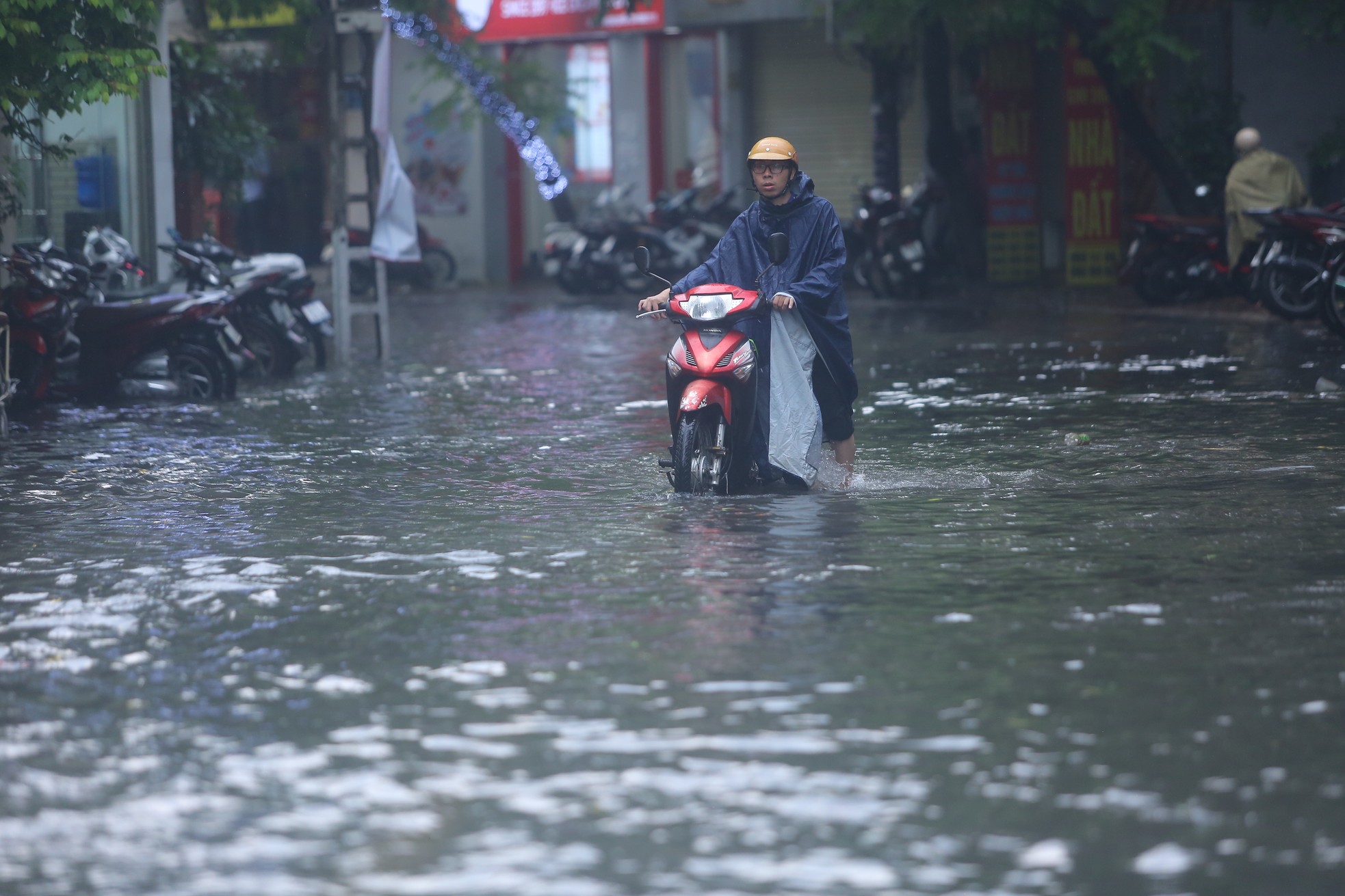 Đường Hà Nội mênh mông nước sau cơn 'mưa vàng' giải nhiệt ảnh 3