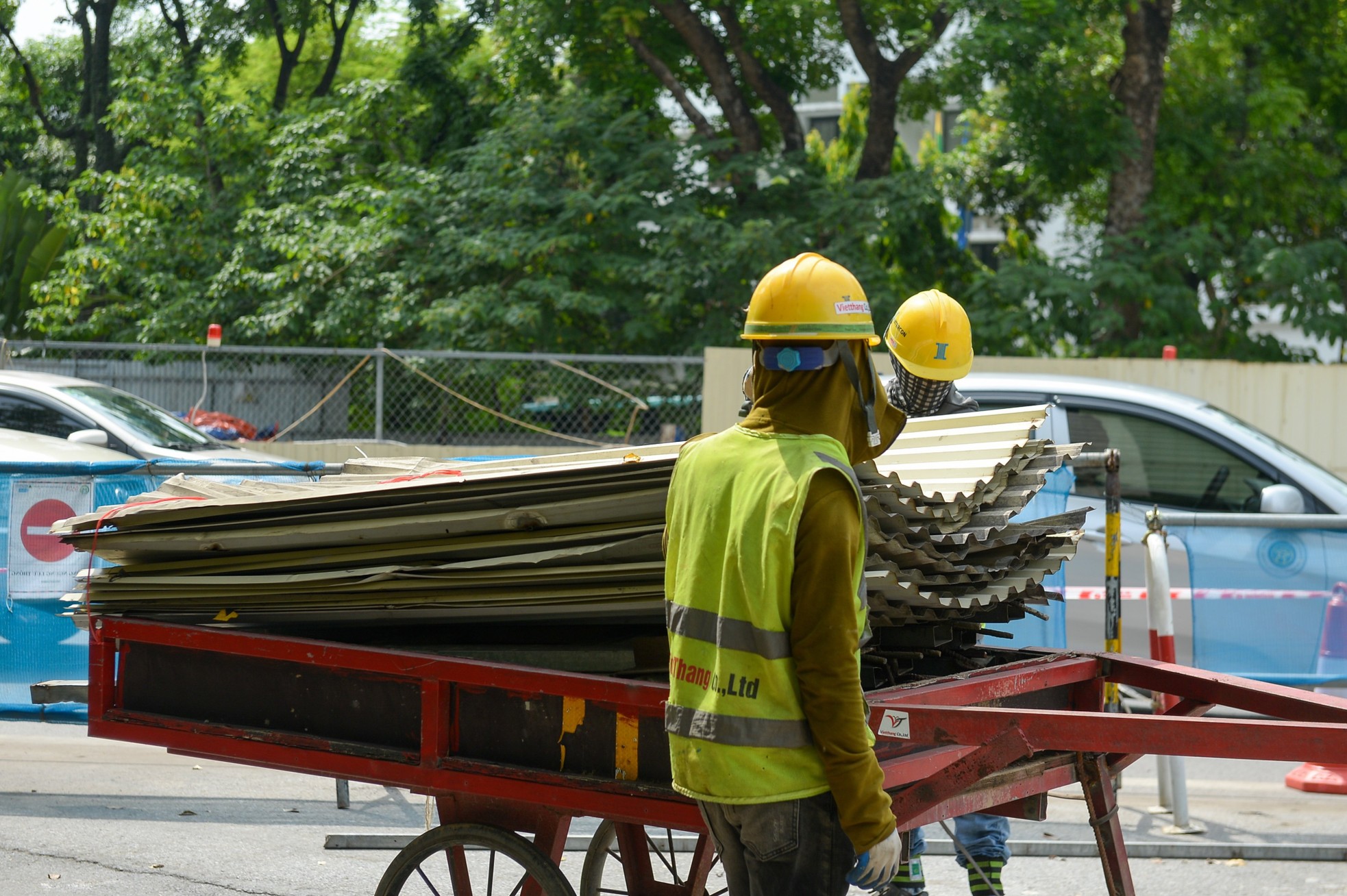 Tháo rào trên đường Kim Mã sau gần 3 năm thi công ga ngầm đường sắt Nhổn - ga Hà Nội ảnh 5