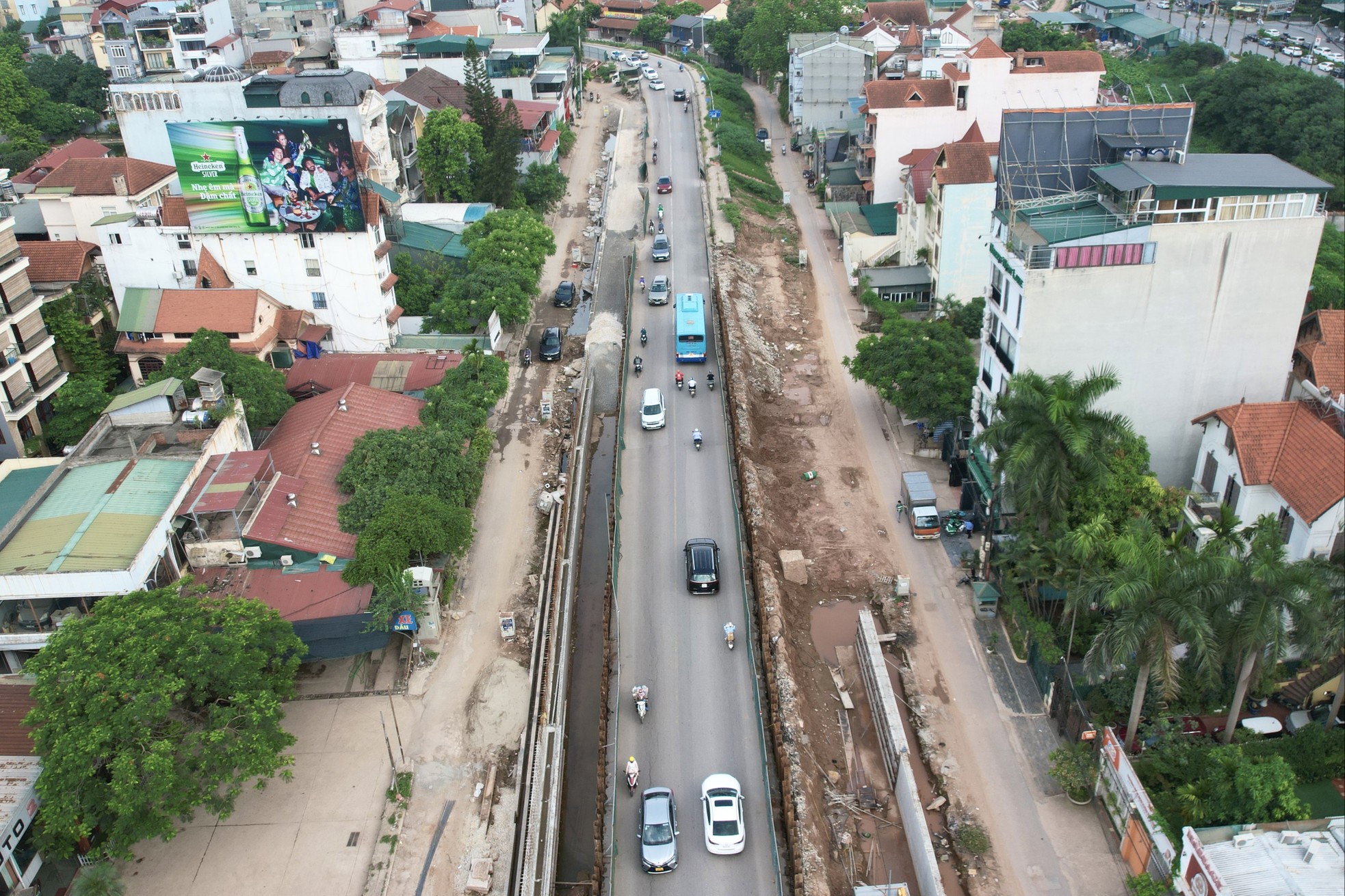 Mặt đường Âu Cơ 'vá chằng vá đụp' sau khi nứt toác ảnh 1