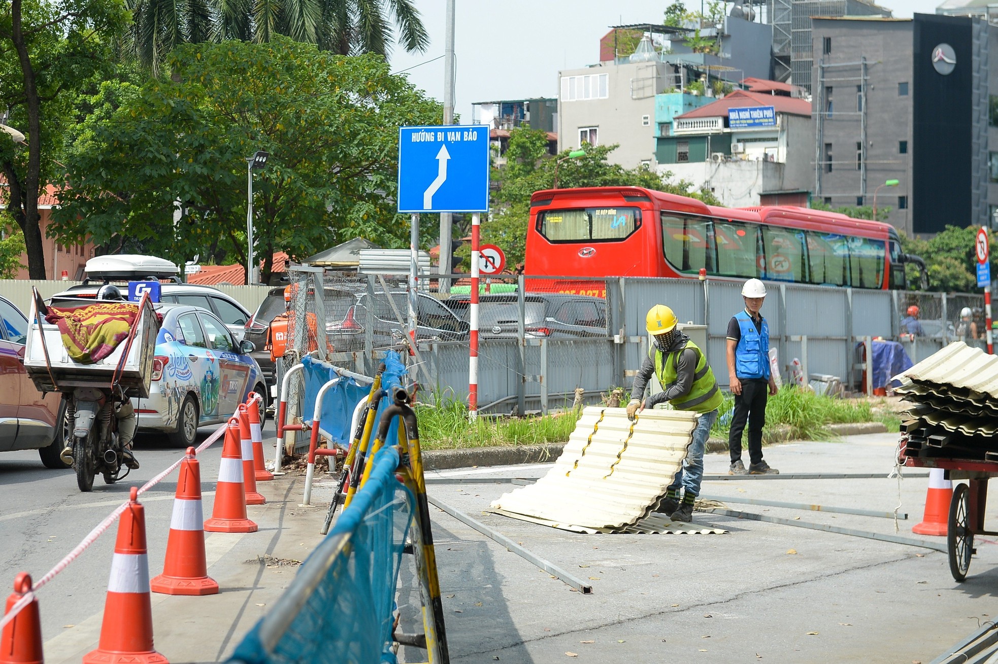 Tháo rào trên đường Kim Mã sau gần 3 năm thi công ga ngầm đường sắt Nhổn - ga Hà Nội ảnh 3