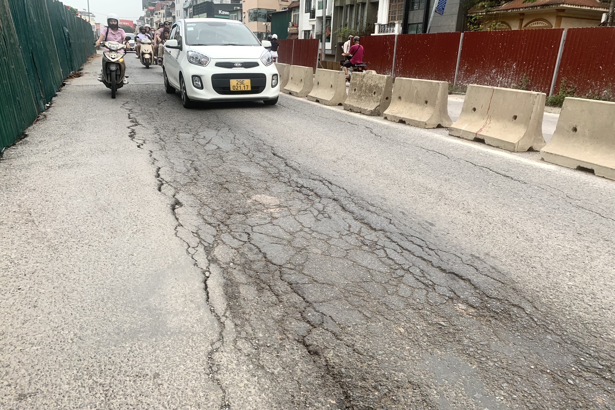 Mặt đường Âu Cơ 'vá chằng vá đụp' sau khi nứt toác ảnh 8