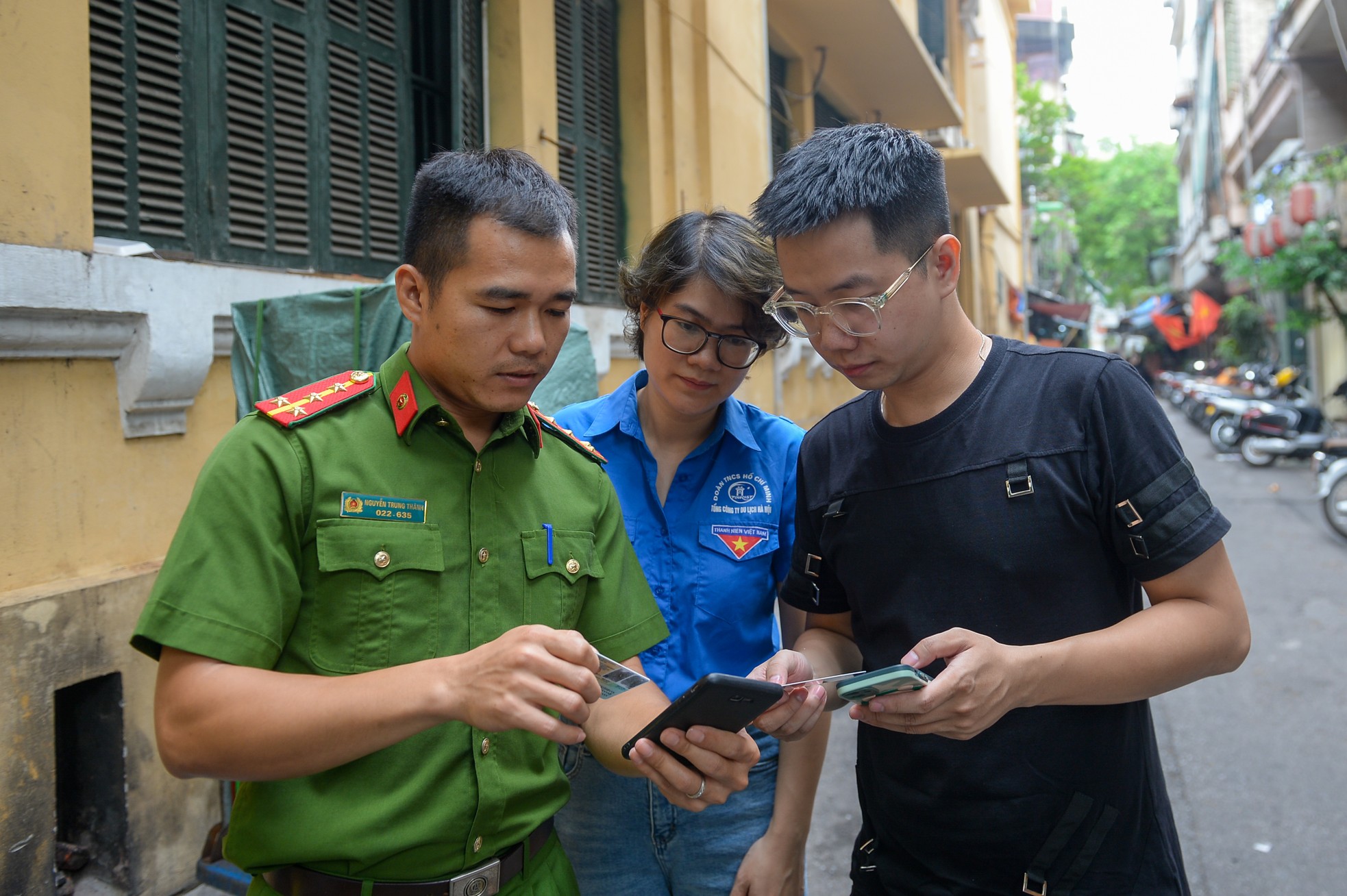 Hà Nội: Công an ‘đi từng ngõ, gõ từng nhà’ cài ứng dụng định danh điện tử ảnh 1