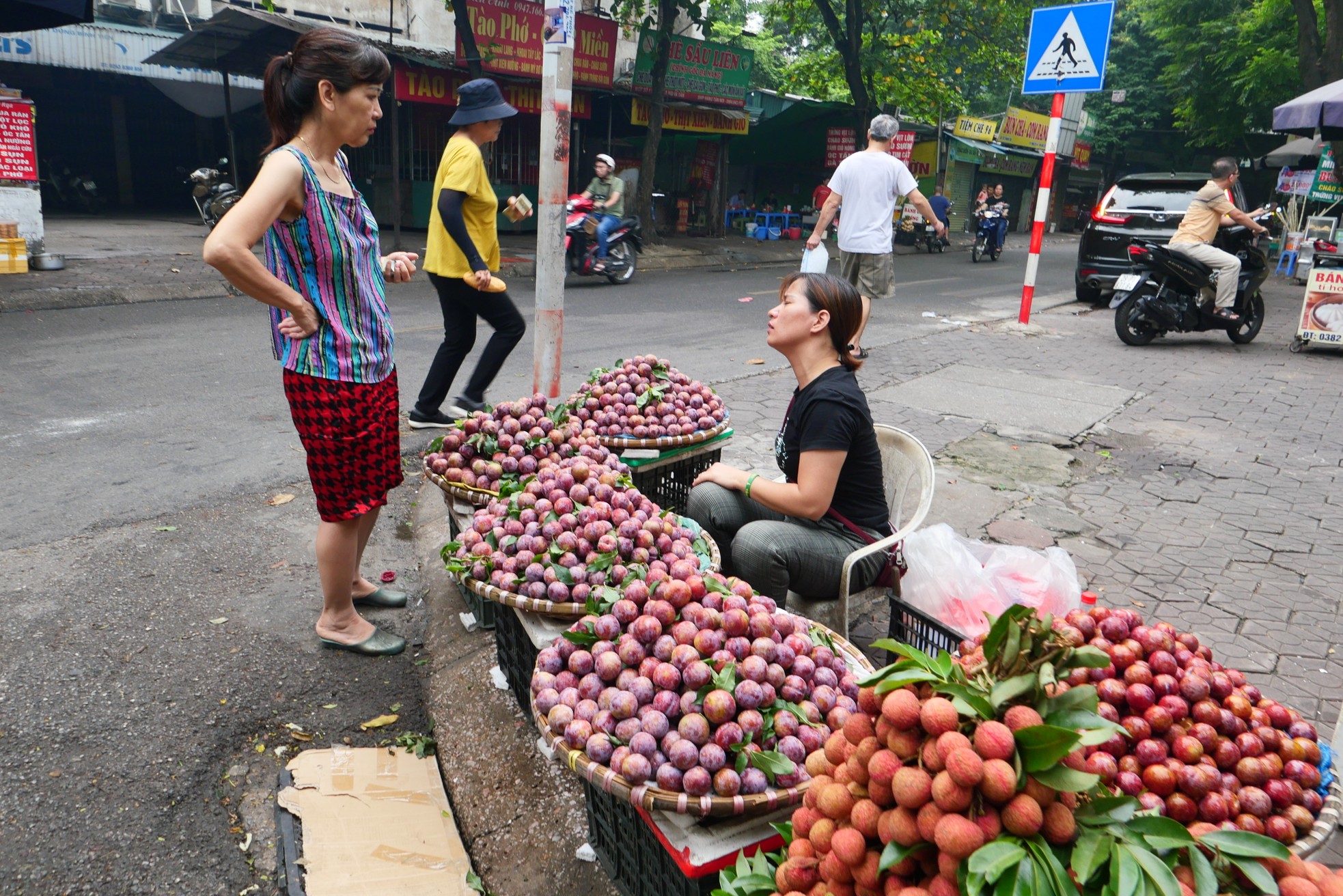 Người Hà Nội tất bật sắm rượu nếp, hoa quả ngày Tết Đoan Ngọ từ sáng sớm ảnh 13