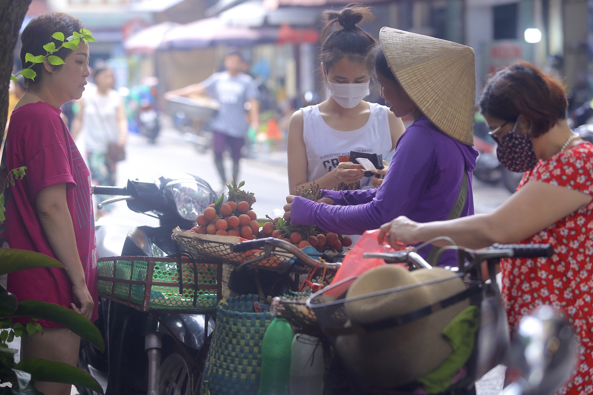 Người Hà Nội tất bật sắm rượu nếp, hoa quả ngày Tết Đoan Ngọ từ sáng sớm ảnh 9