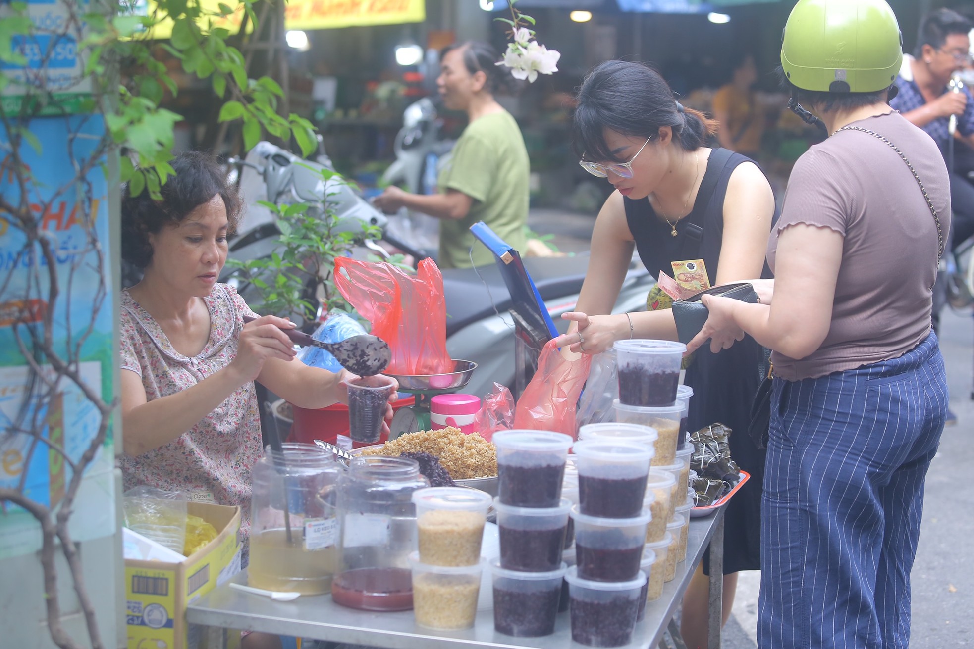 Người Hà Nội tất bật sắm rượu nếp, hoa quả ngày Tết Đoan Ngọ từ sáng sớm ảnh 1