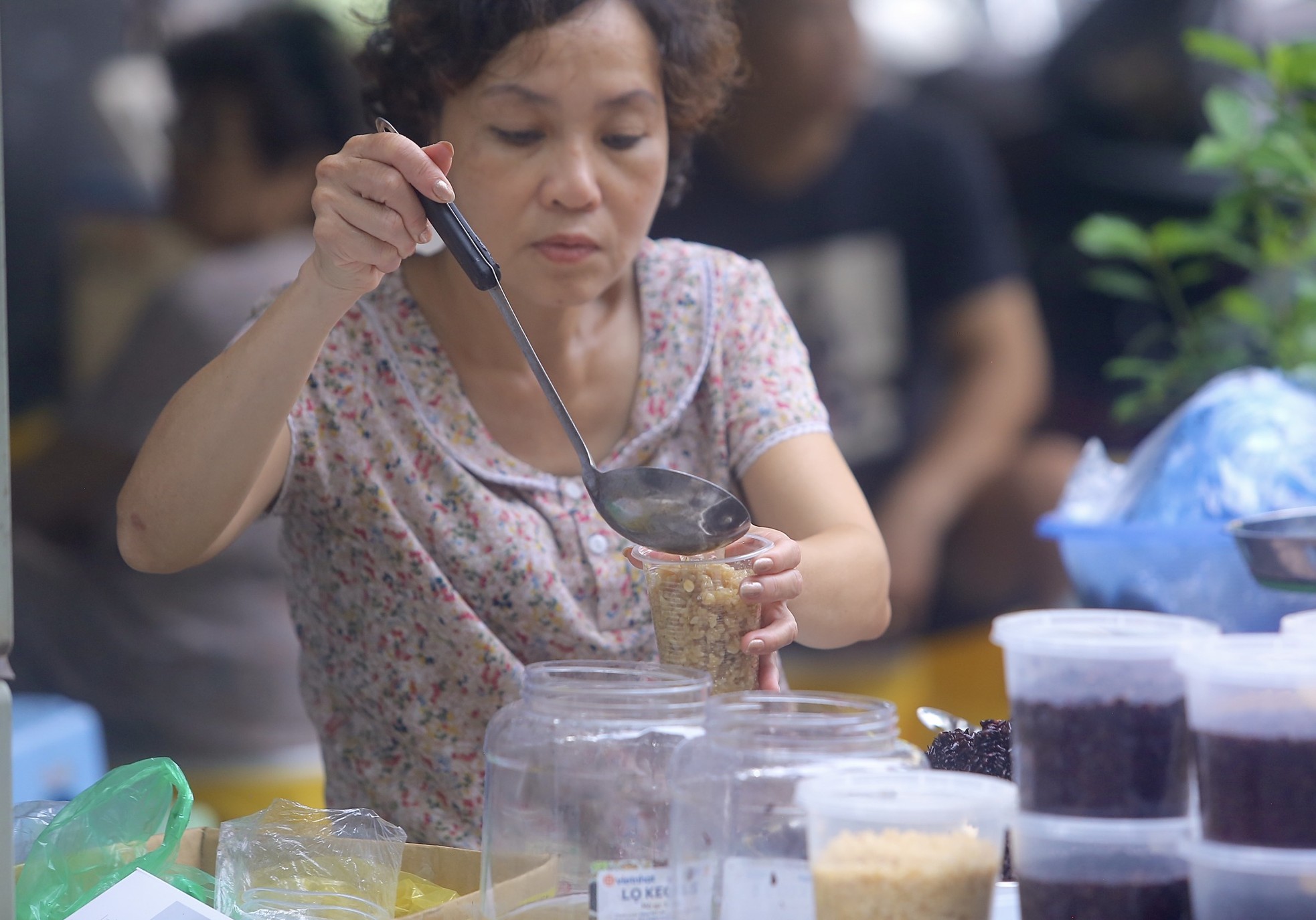 Người Hà Nội tất bật sắm rượu nếp, hoa quả ngày Tết Đoan Ngọ từ sáng sớm ảnh 6