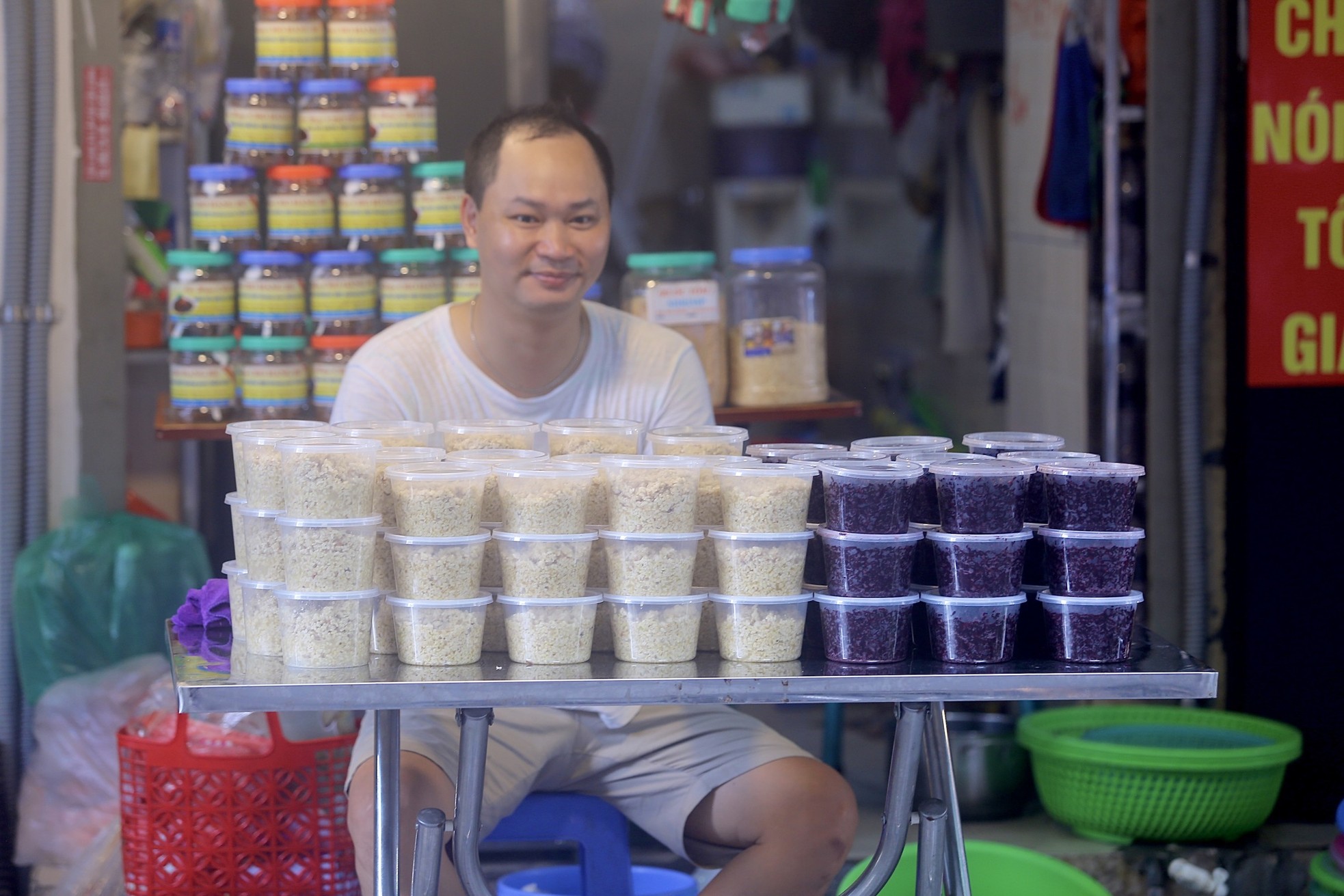 Người Hà Nội tất bật sắm rượu nếp, hoa quả ngày Tết Đoan Ngọ từ sáng sớm ảnh 2