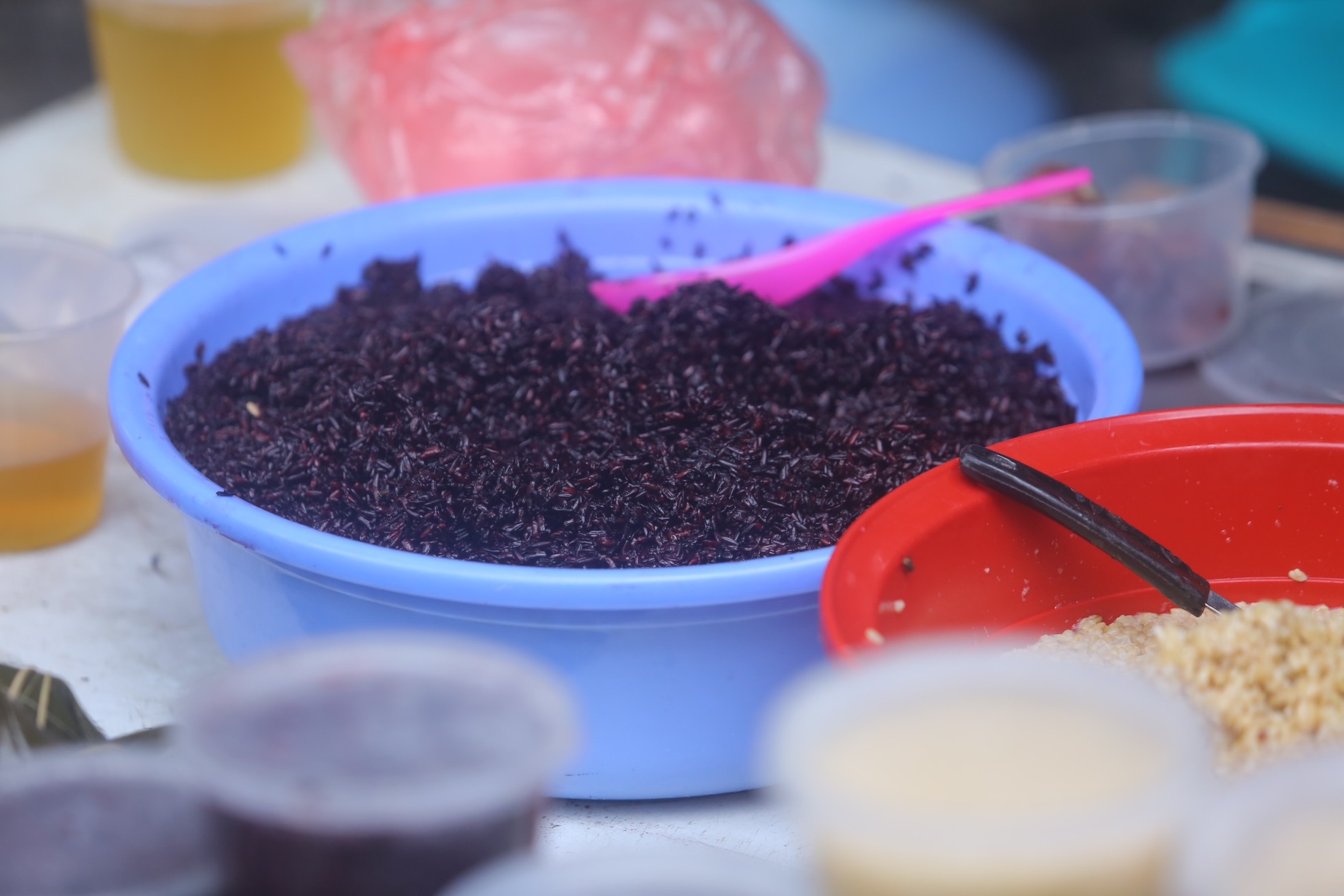 Người Hà Nội tất bật sắm rượu nếp, hoa quả ngày Tết Đoan Ngọ từ sáng sớm ảnh 7