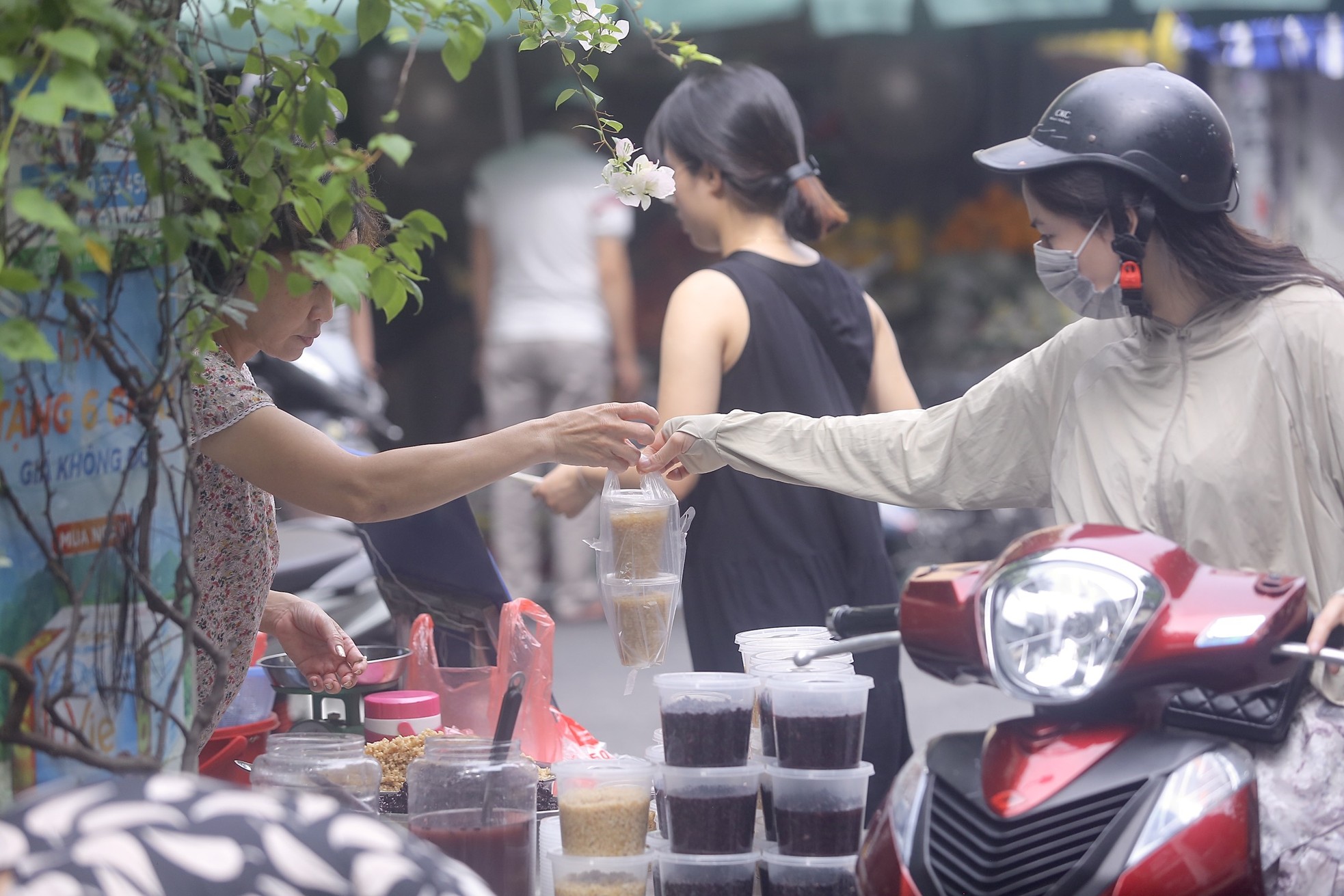 Người Hà Nội tất bật sắm rượu nếp, hoa quả ngày Tết Đoan Ngọ từ sáng sớm ảnh 3