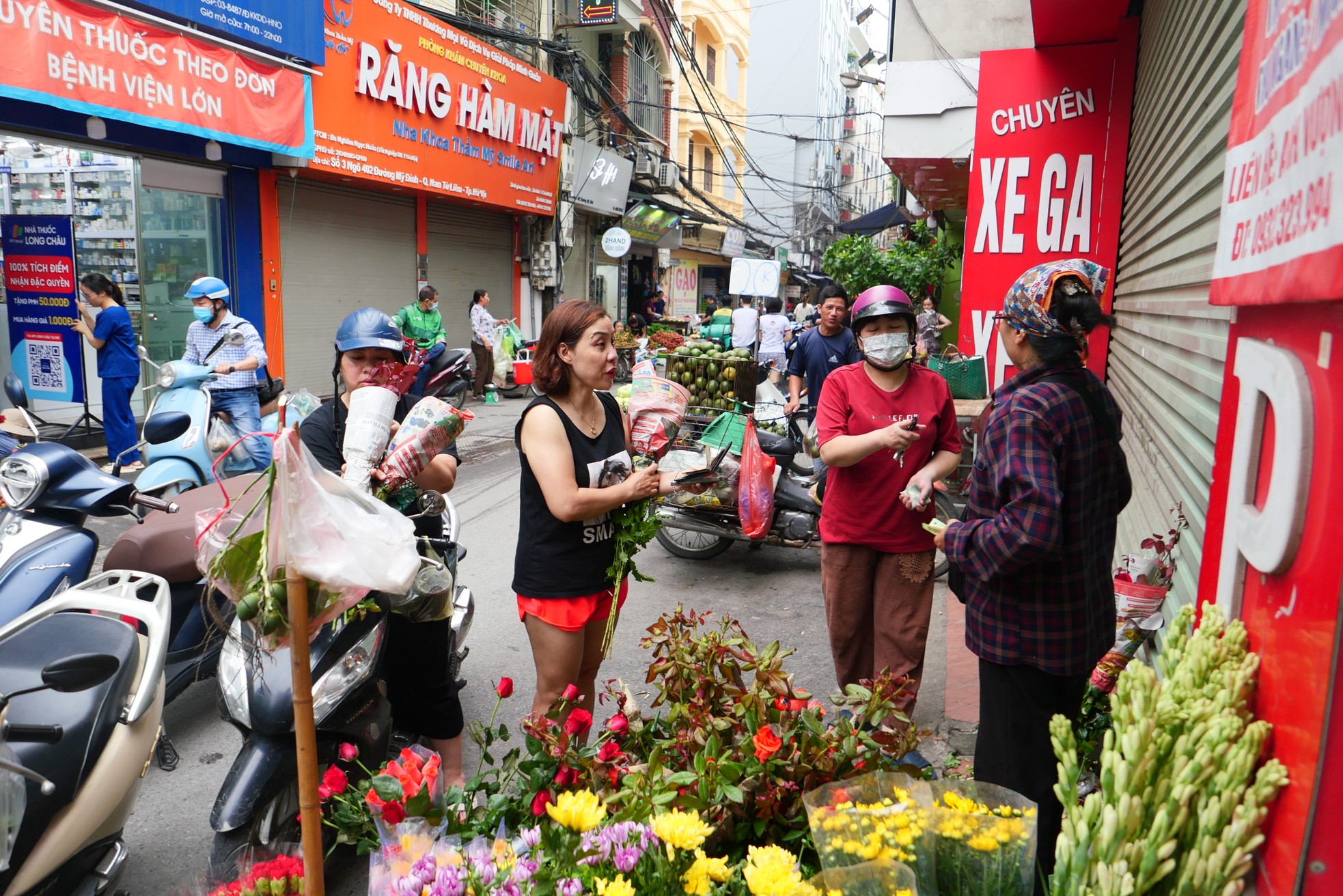 Người Hà Nội tất bật sắm rượu nếp, hoa quả ngày Tết Đoan Ngọ từ sáng sớm ảnh 15