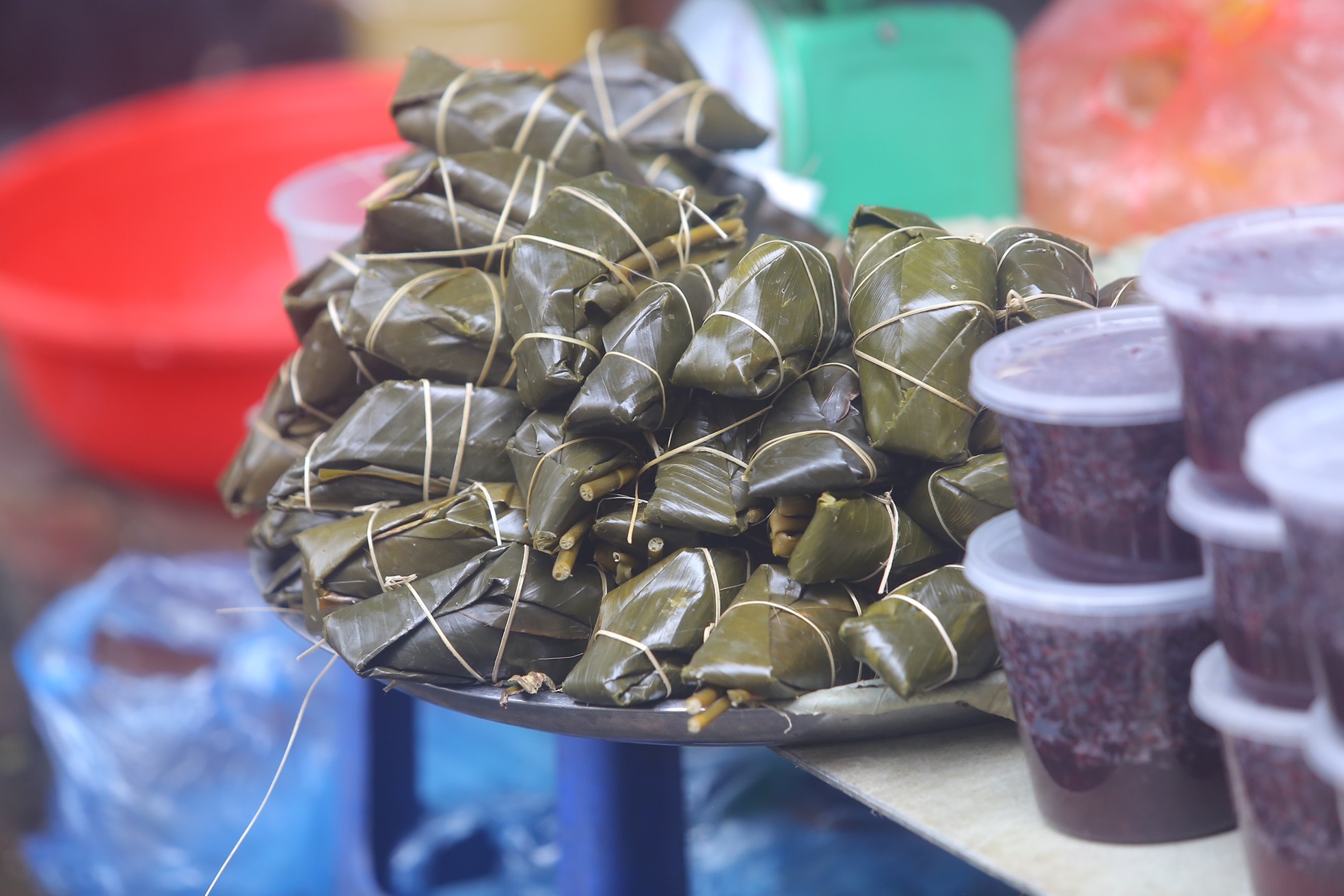 Người Hà Nội tất bật sắm rượu nếp, hoa quả ngày Tết Đoan Ngọ từ sáng sớm ảnh 8