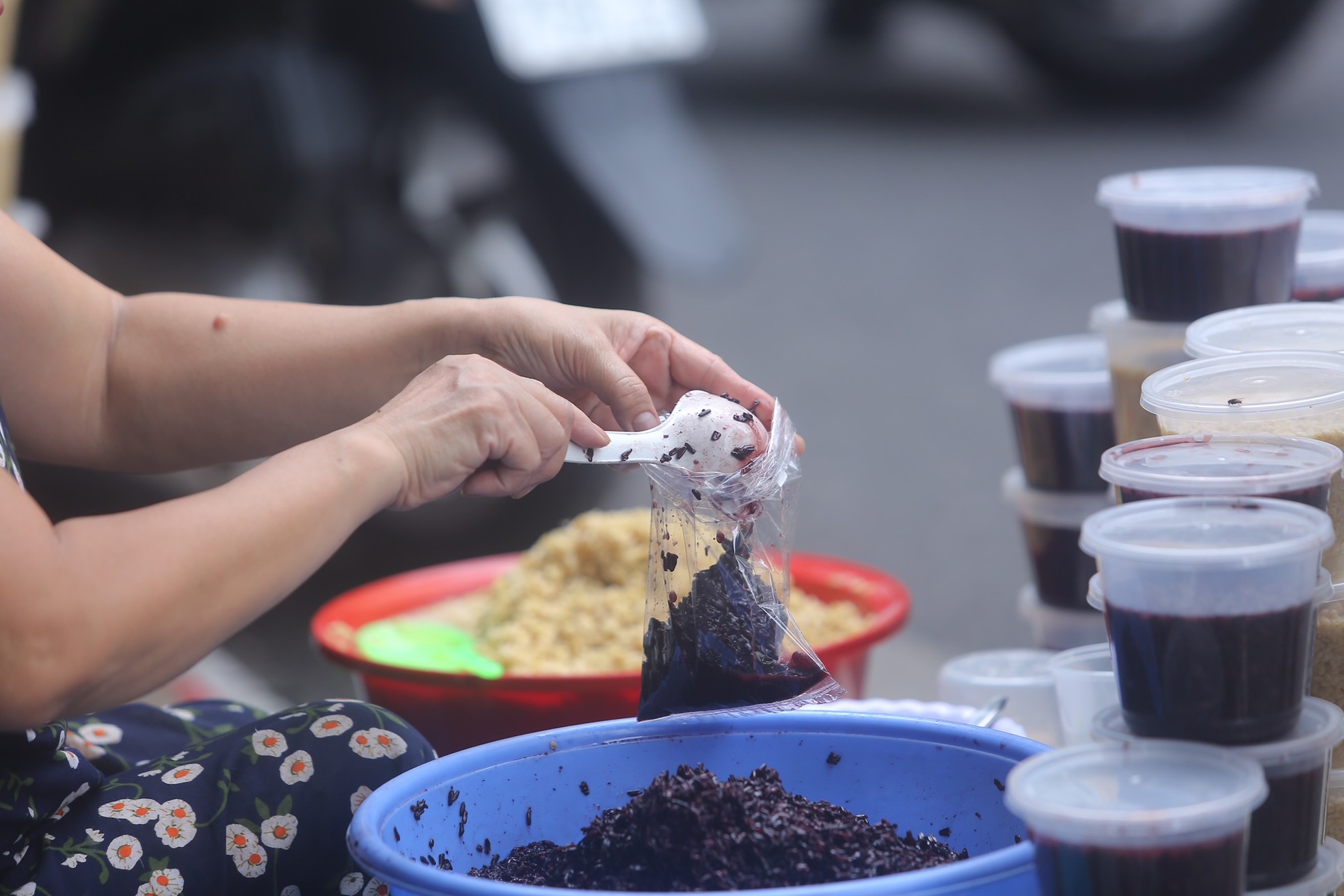 Người Hà Nội tất bật sắm rượu nếp, hoa quả ngày Tết Đoan Ngọ từ sáng sớm ảnh 5