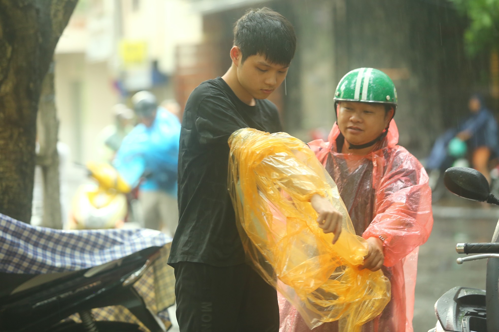 'Áo xanh' tình nguyện đội mưa, che ô cho thí sinh vào phòng thi ảnh 2