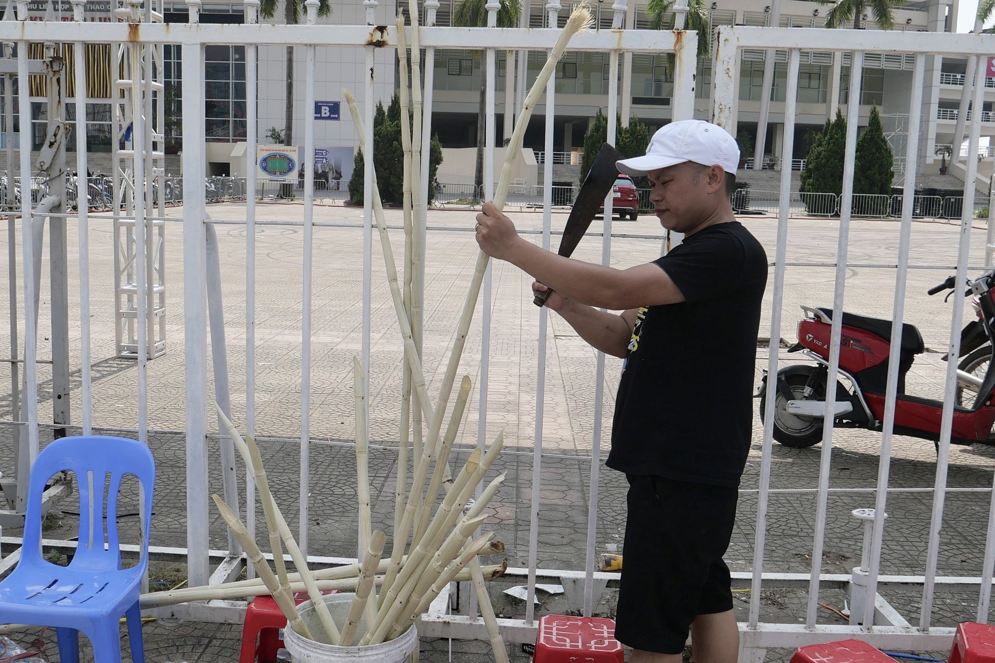 Hốt bạc nhờ các dịch vụ quanh 'chợ vé' trước cổng SVĐ Mỹ Đình ảnh 7