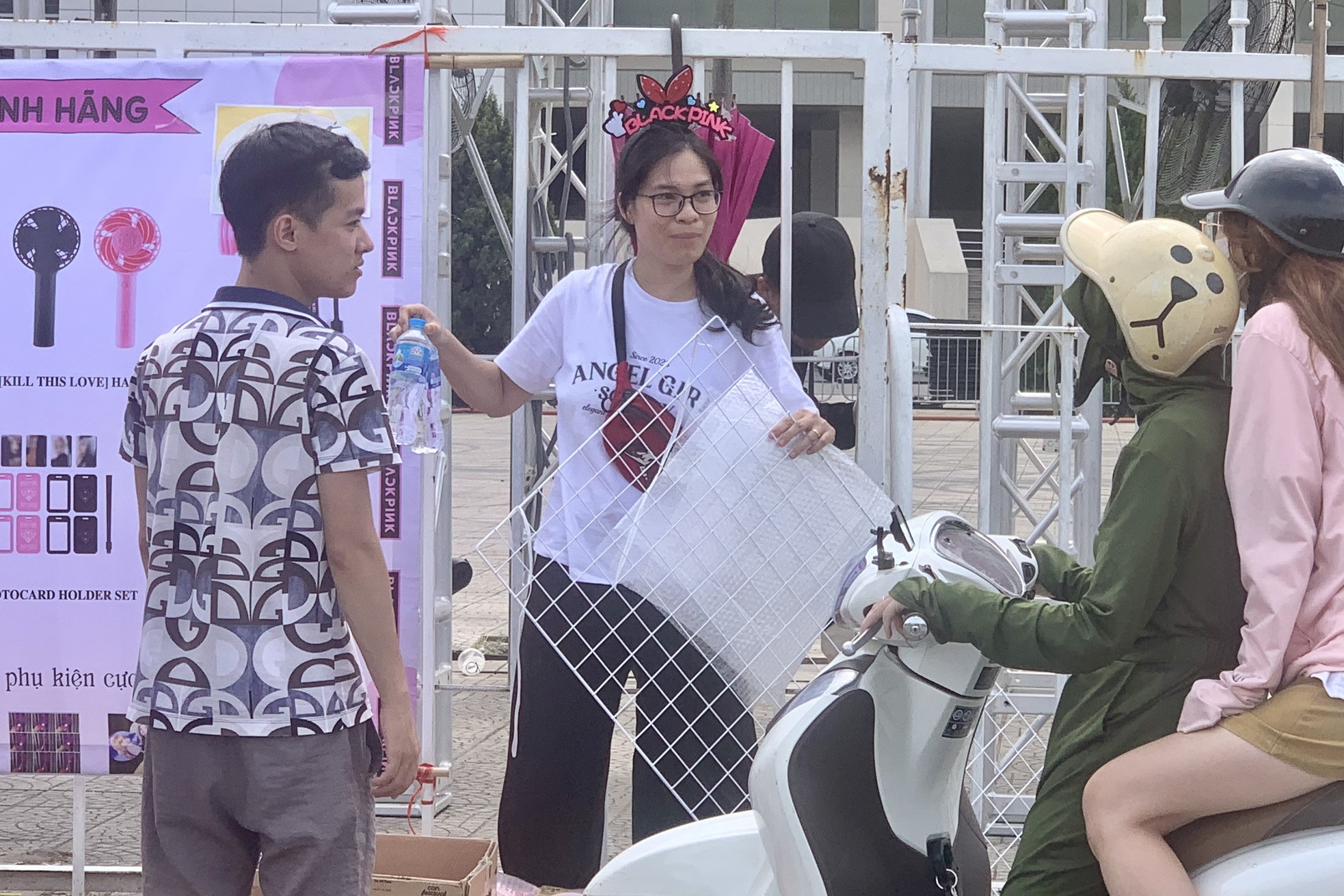 Hốt bạc nhờ các dịch vụ quanh 'chợ vé' trước cổng SVĐ Mỹ Đình ảnh 10