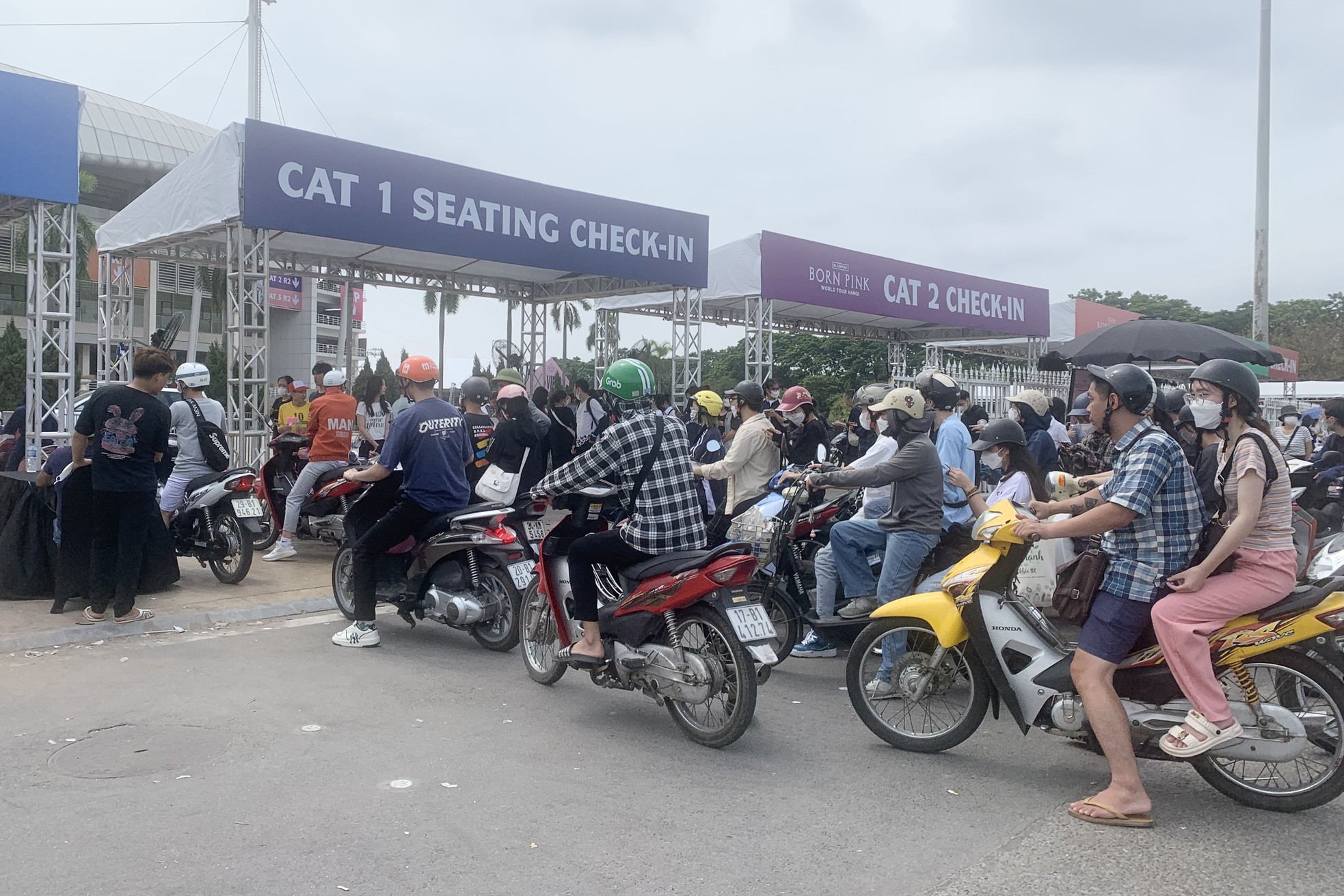 Hốt bạc nhờ các dịch vụ quanh 'chợ vé' trước cổng SVĐ Mỹ Đình ảnh 2