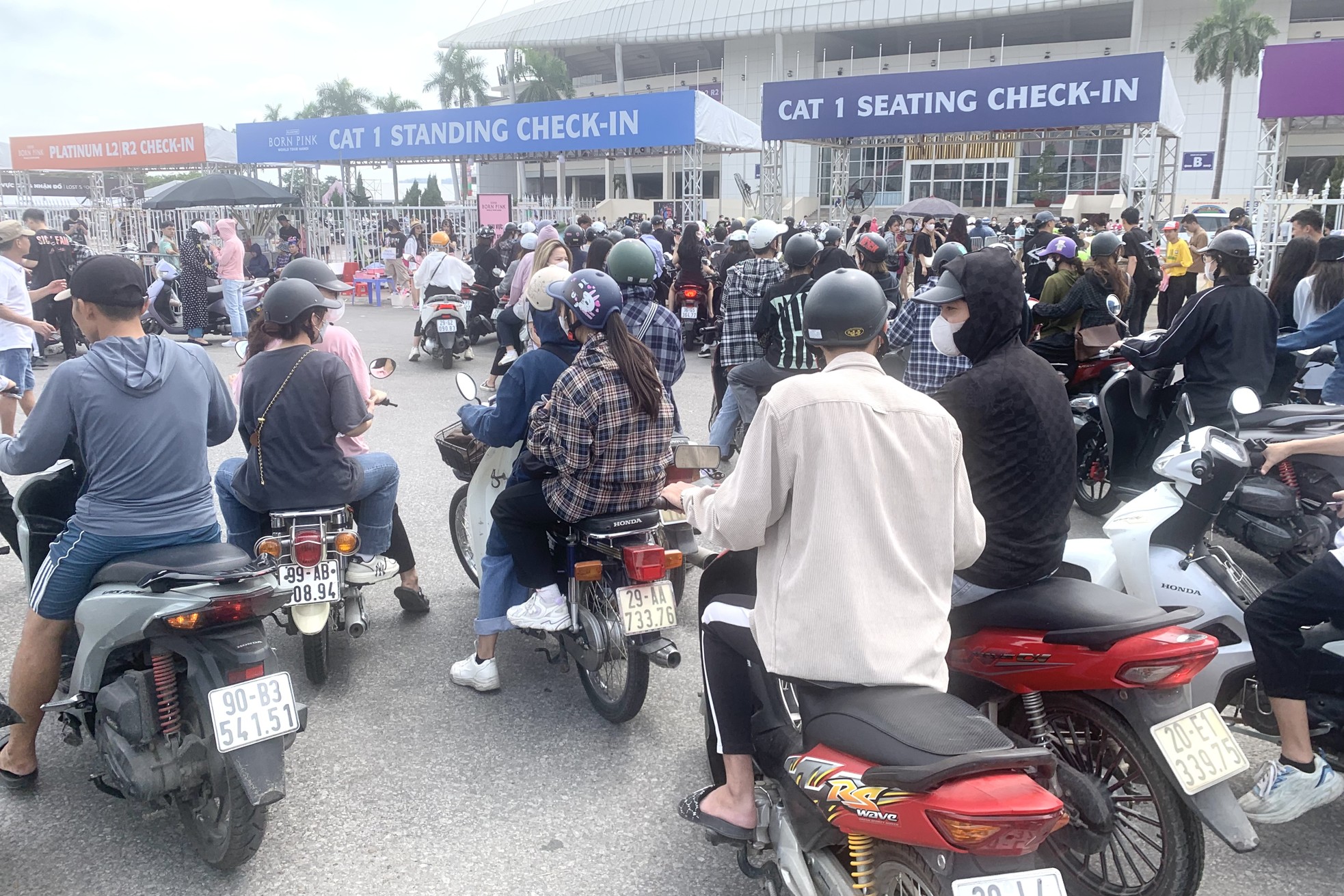Hốt bạc nhờ các dịch vụ quanh 'chợ vé' trước cổng SVĐ Mỹ Đình ảnh 1