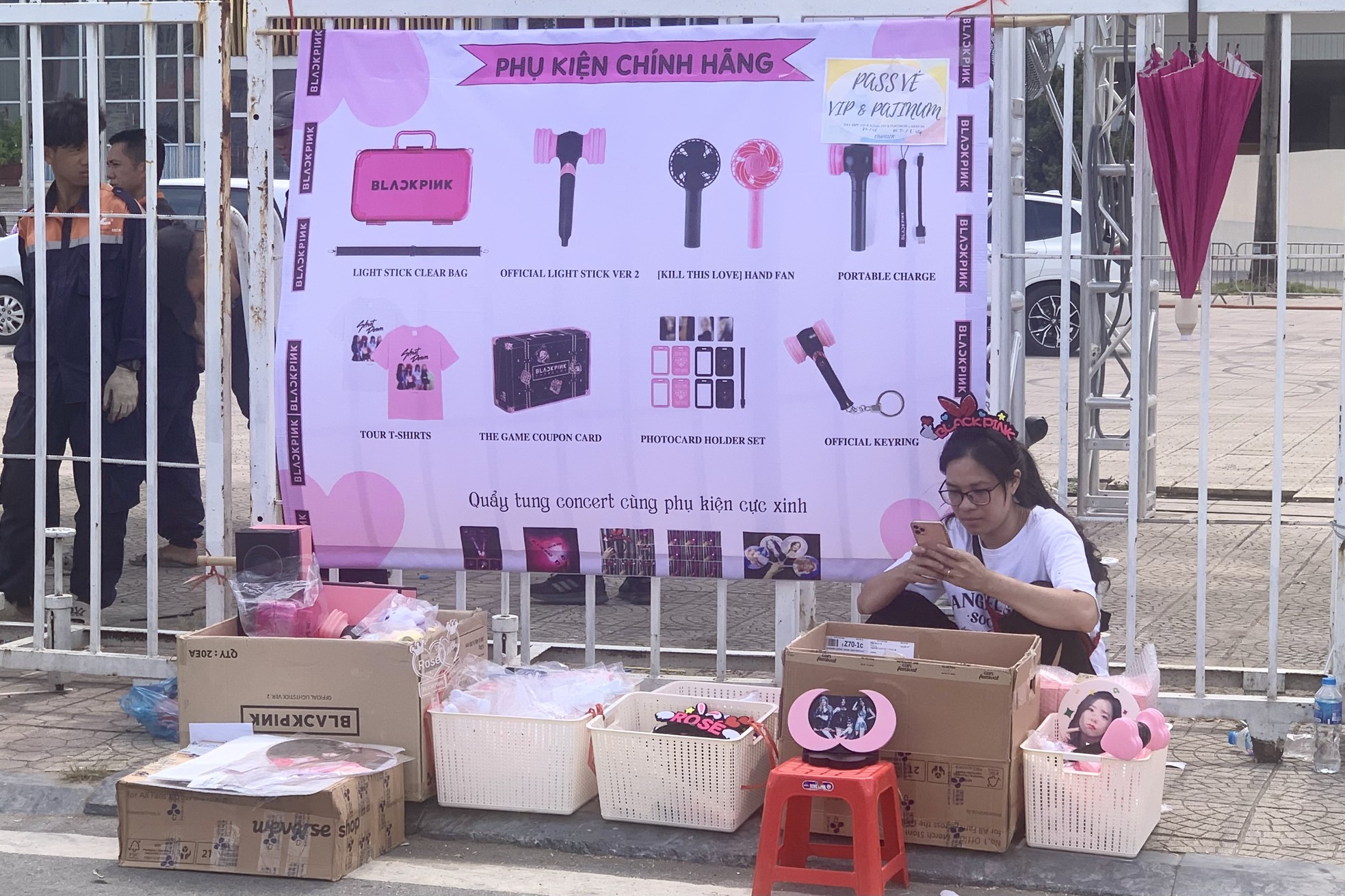 Hốt bạc nhờ các dịch vụ quanh 'chợ vé' trước cổng SVĐ Mỹ Đình ảnh 9