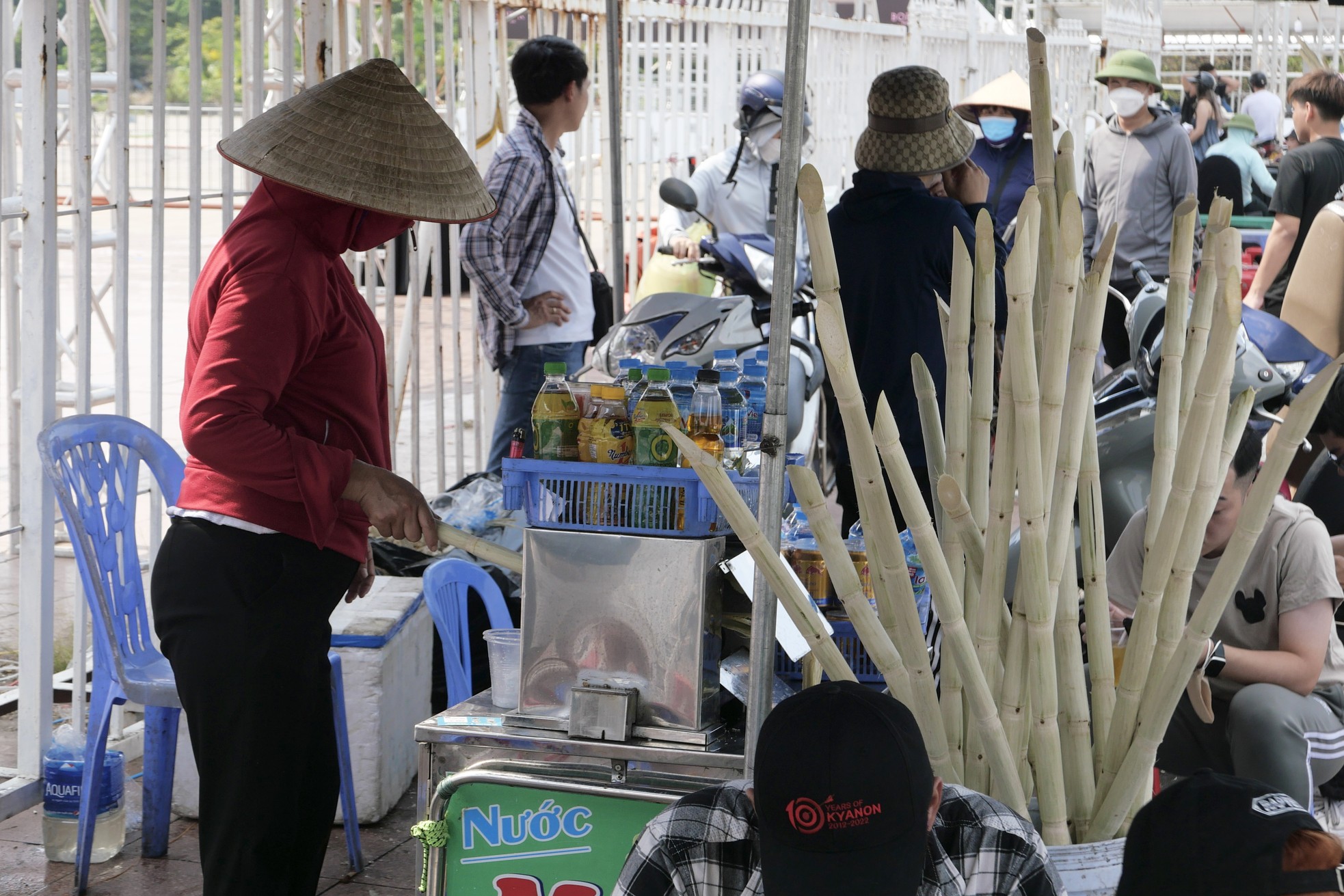 Hốt bạc nhờ các dịch vụ quanh 'chợ vé' trước cổng SVĐ Mỹ Đình ảnh 6