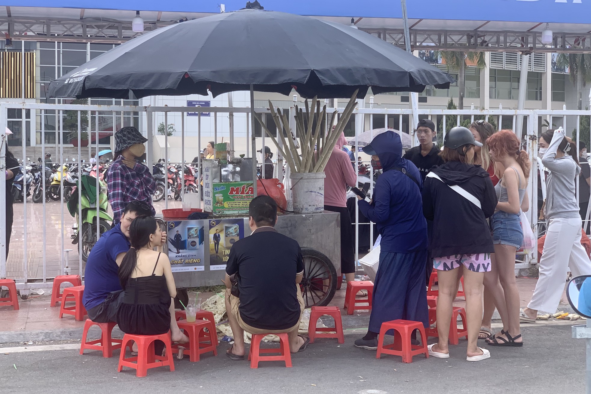 Hốt bạc nhờ các dịch vụ quanh 'chợ vé' trước cổng SVĐ Mỹ Đình ảnh 8