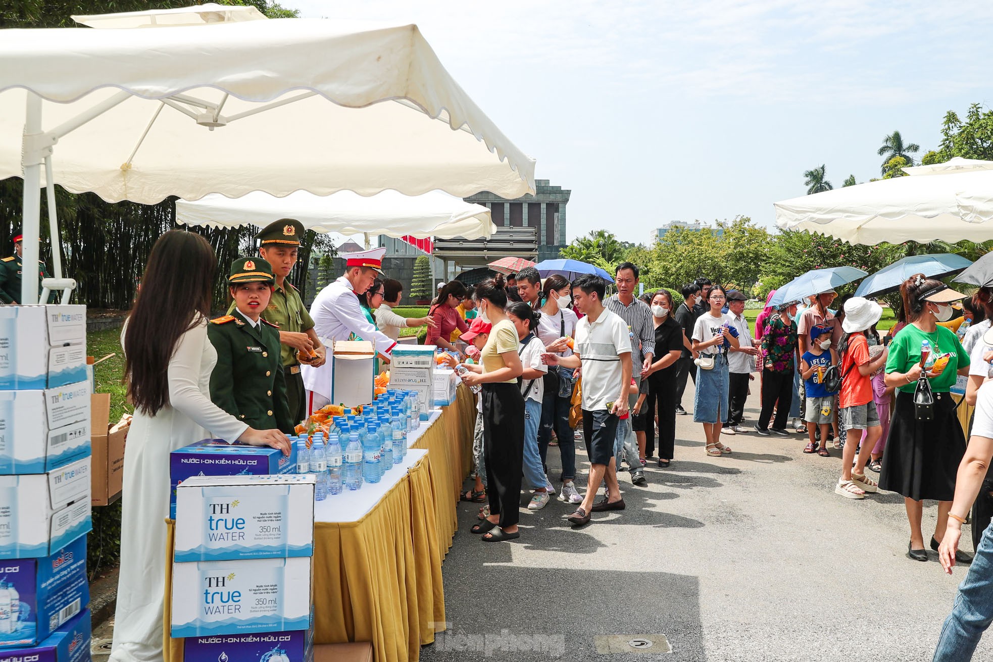 Hàng vạn người dân xếp hàng vào Lăng viếng Bác ảnh 11