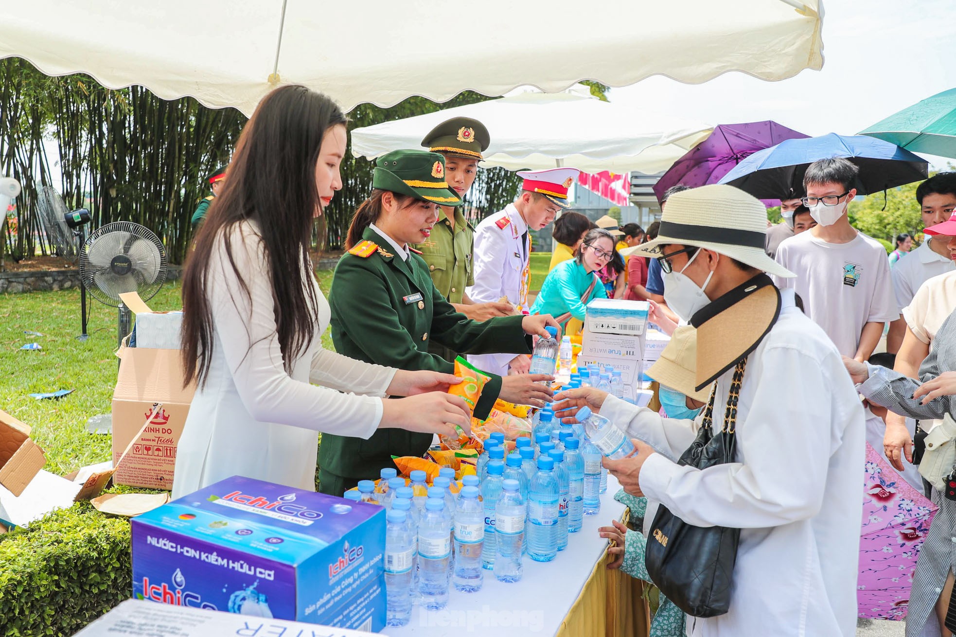 Hàng vạn người dân xếp hàng vào Lăng viếng Bác ảnh 12