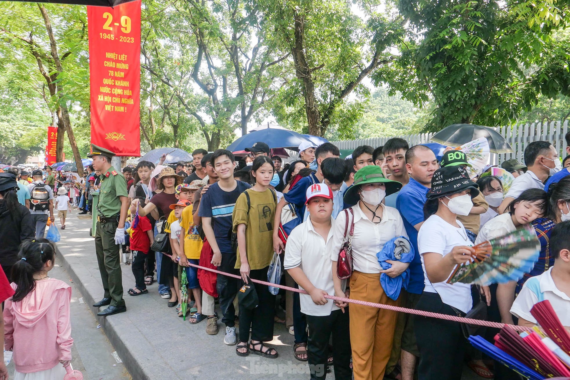 Hàng vạn người dân xếp hàng vào Lăng viếng Bác ảnh 2