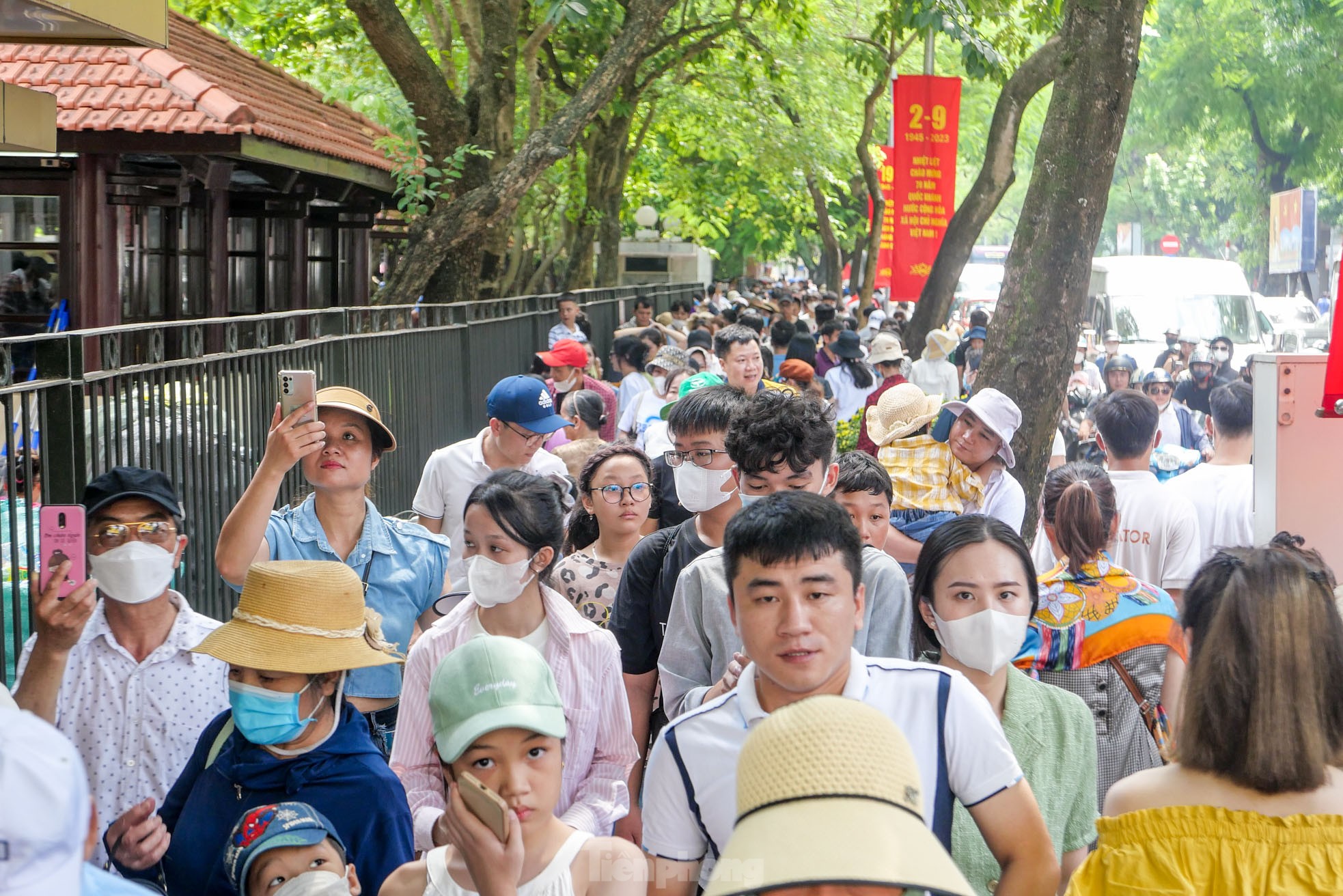 Hàng vạn người dân xếp hàng vào Lăng viếng Bác ảnh 3