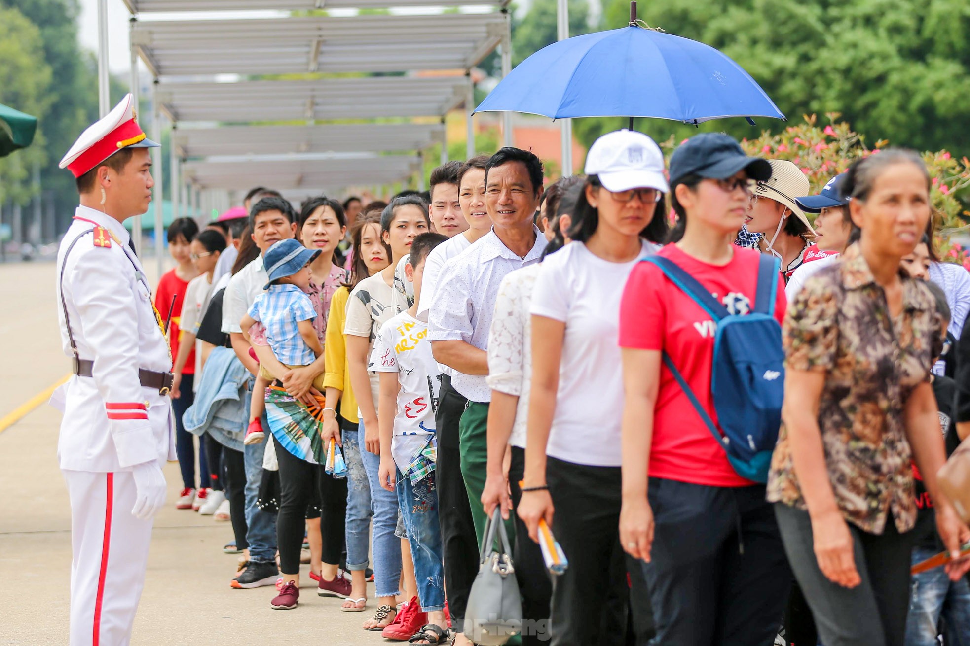 Hàng vạn người dân xếp hàng vào Lăng viếng Bác ảnh 7