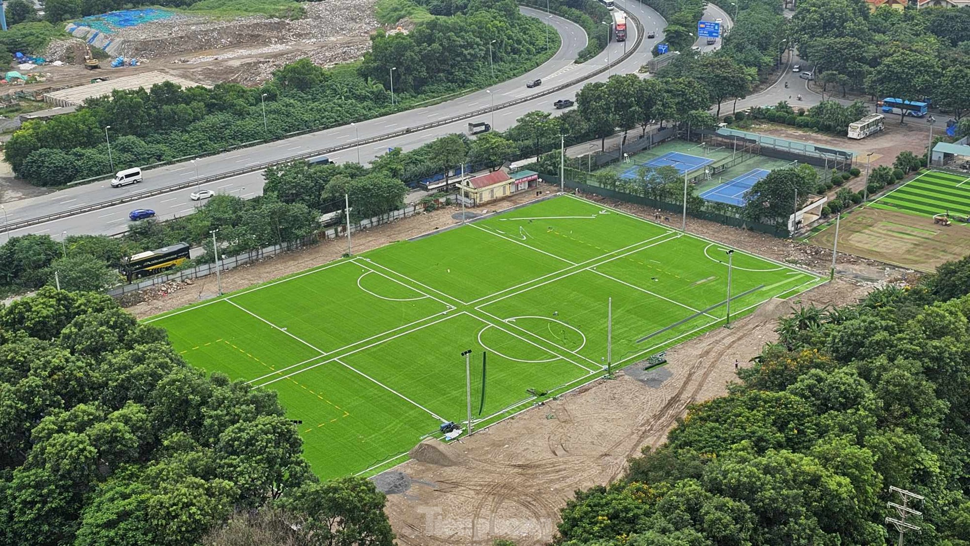 Cận cảnh sân bóng, khu bắn cung 'mọc' trên đất trường học tại phường đông dân nhất Thủ đô ảnh 7