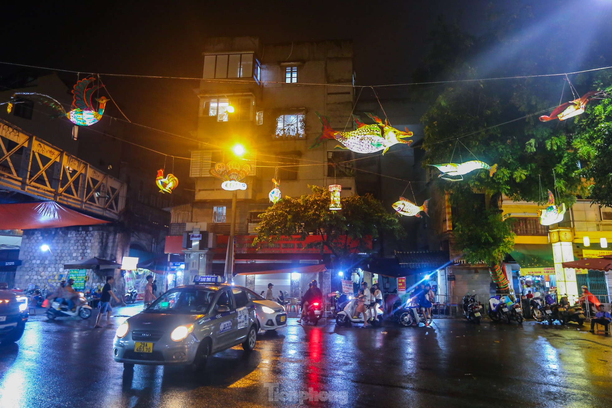 Độc lạ đèn trung thu truyền thống 'lơ lửng' trên những con phố cổ Hà Nội ảnh 1