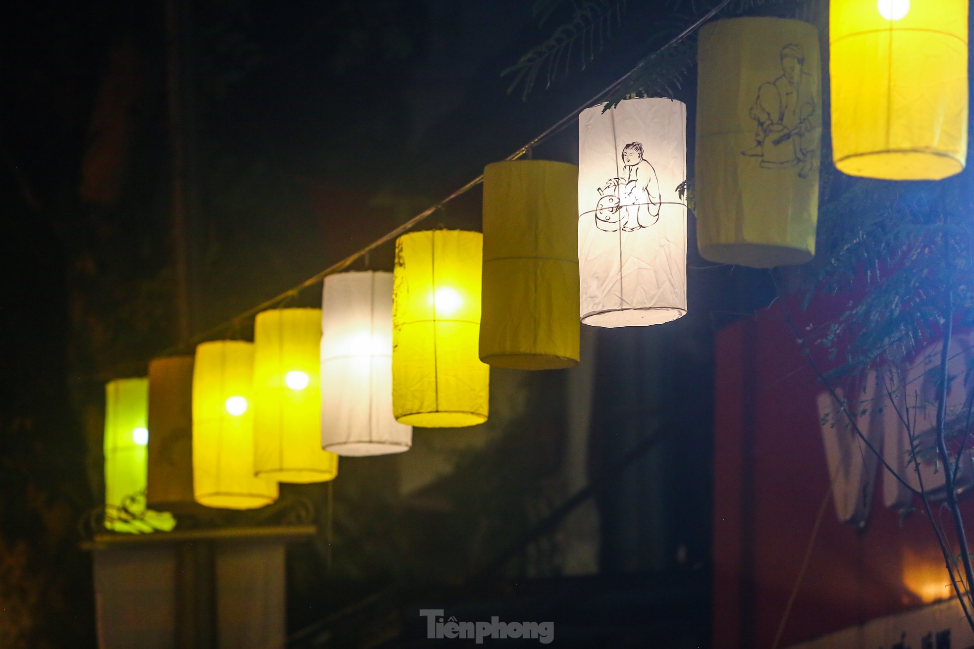 Độc lạ đèn trung thu truyền thống 'lơ lửng' trên những con phố cổ Hà Nội ảnh 13