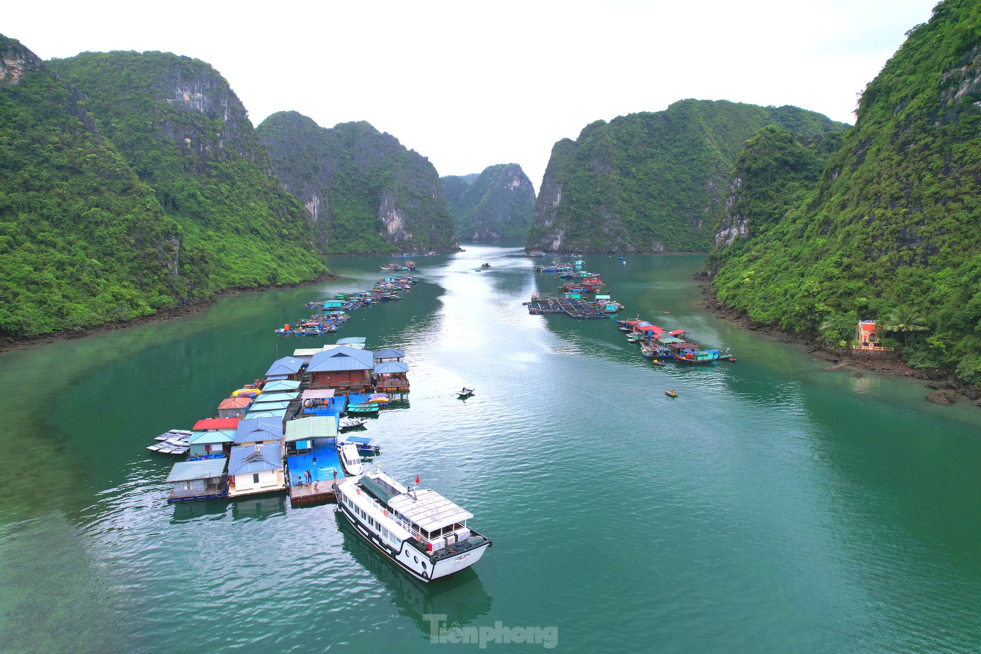 Làng chài cổ tích đẹp như tranh giữa vịnh Hạ Long ảnh 3