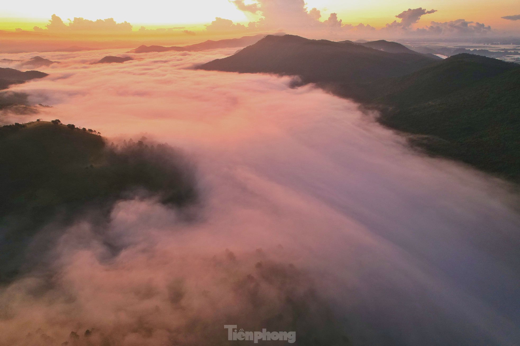 Săn mây trên đỉnh Phượng Hoàng - toạ độ 'check in sống ảo' mới cực đẹp ở Quảng Ninh ảnh 11