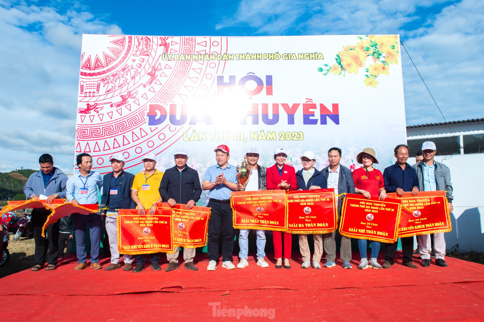 Hàng nghìn người xem màn đua thuyền nghẹt thở ảnh 10