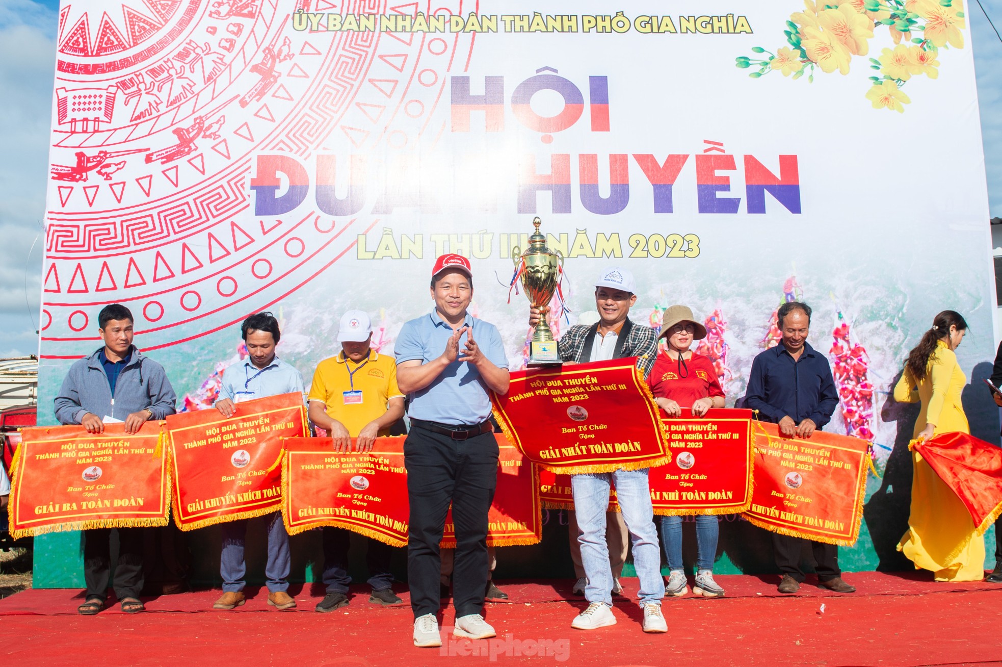 Hàng nghìn người xem màn đua thuyền nghẹt thở ảnh 11