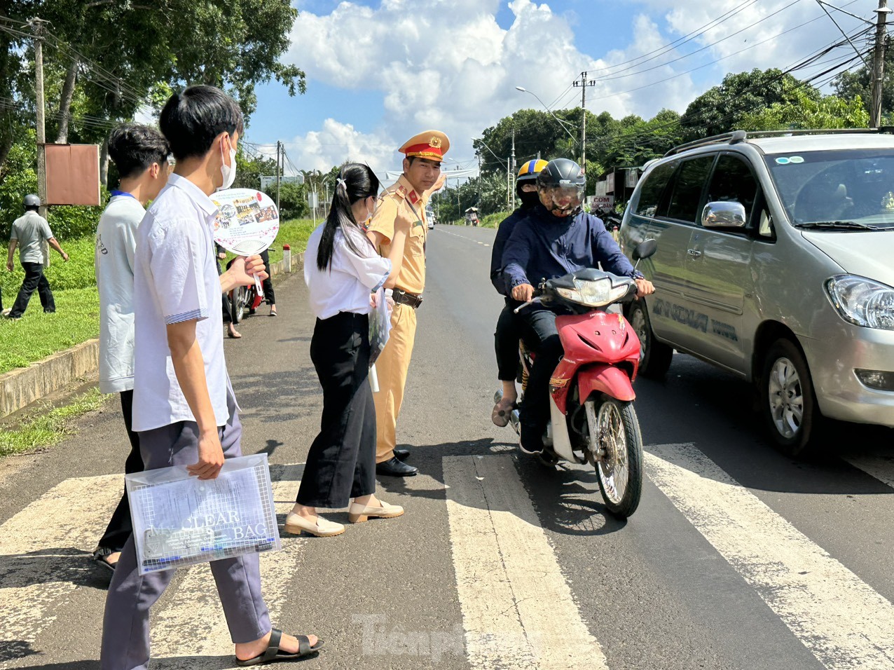 Các điểm 'nóng' thi tốt nghiệp ở Đắk Lắk được bảo vệ an toàn ảnh 6