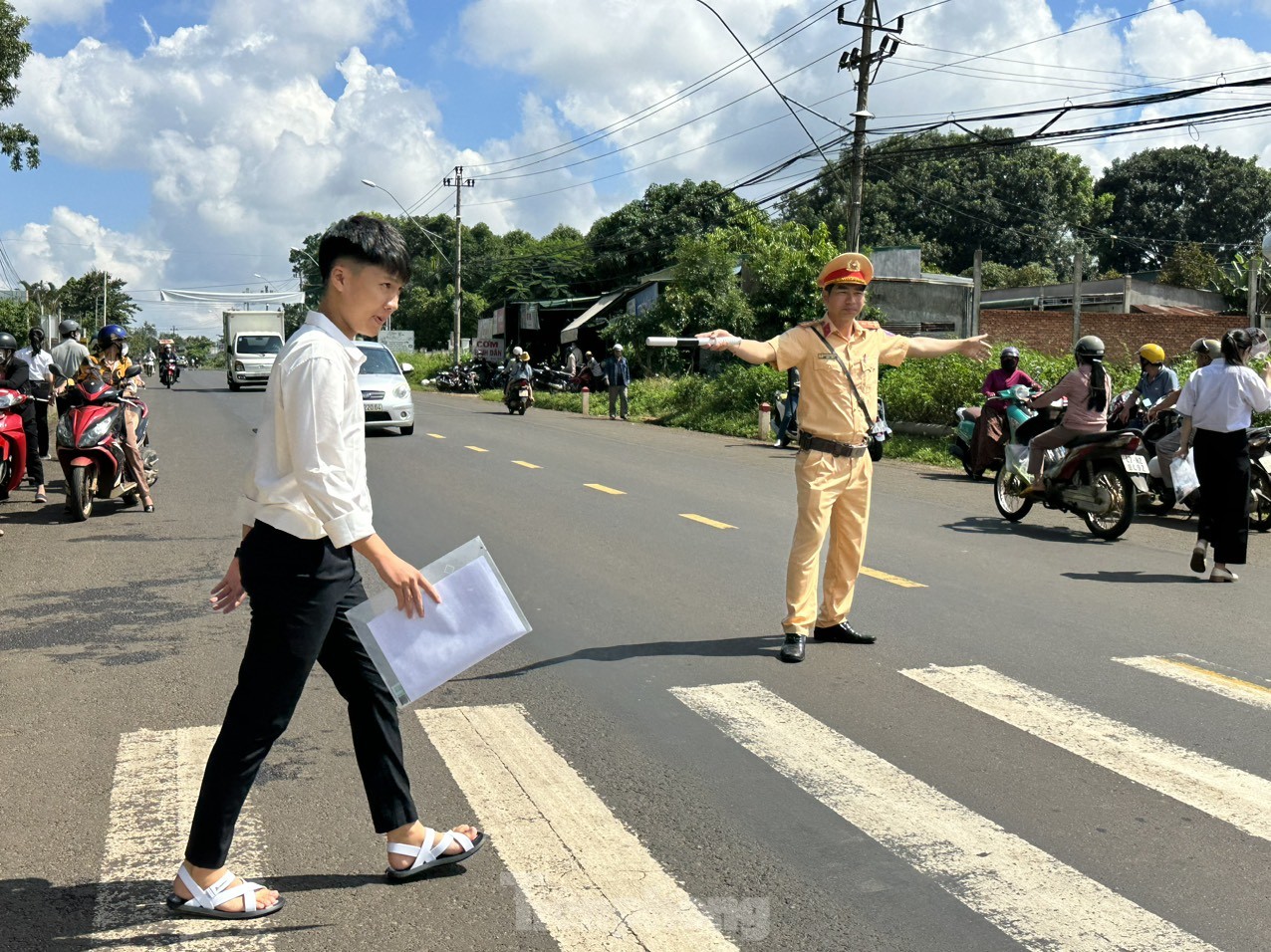 Các điểm 'nóng' thi tốt nghiệp ở Đắk Lắk được bảo vệ an toàn ảnh 7