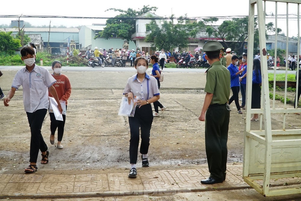 Các điểm 'nóng' thi tốt nghiệp ở Đắk Lắk được bảo vệ an toàn ảnh 8