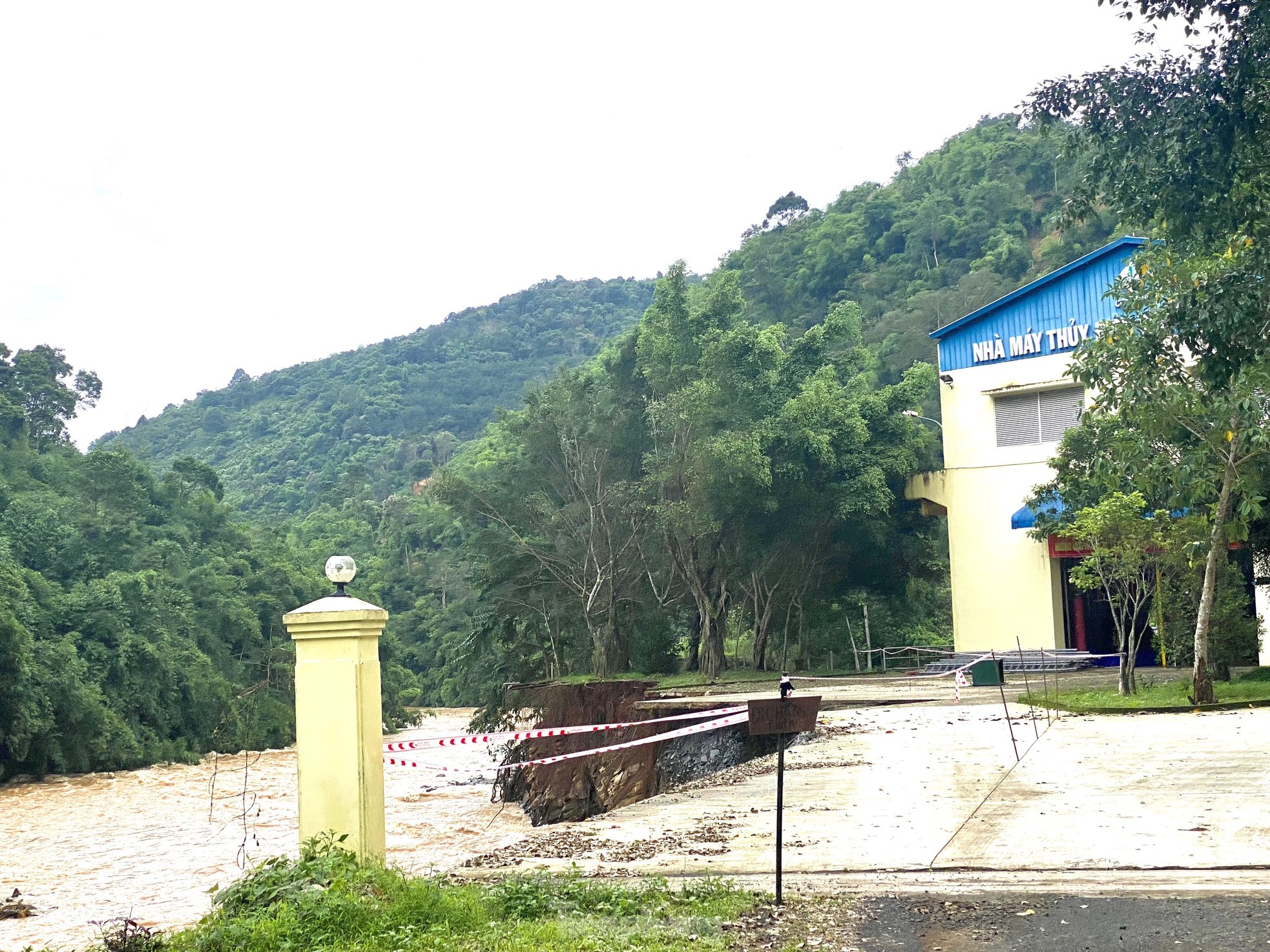 Cận cảnh sạt lở 2 nhà máy thủy điện ở Đắk Nông - Ảnh 1.