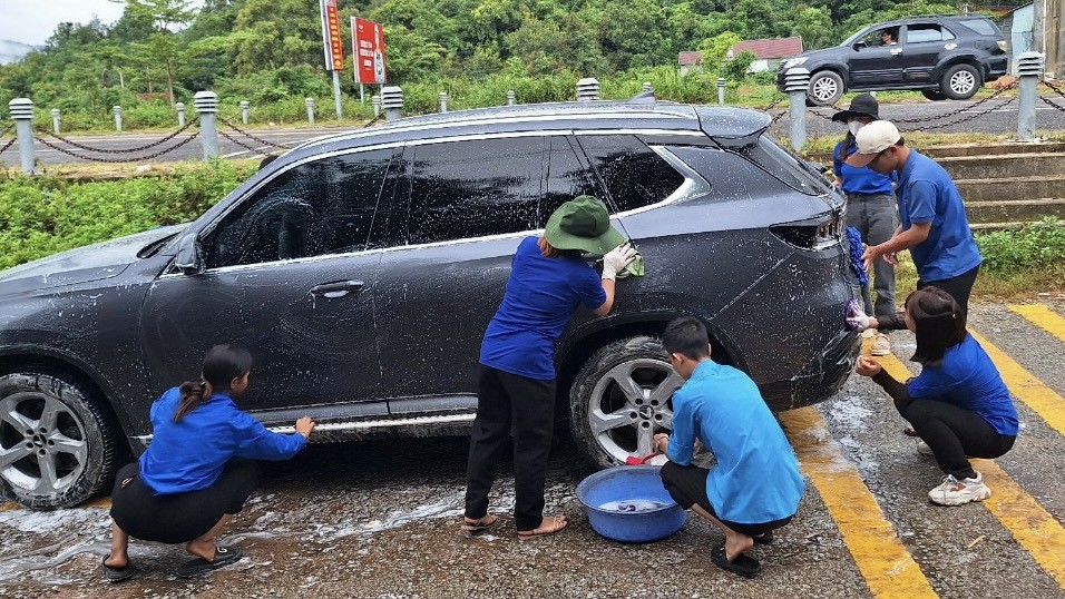 Thanh niên tổ chức đêm nhạc, rửa xe thu được tiền triệu gây quỹ giúp trẻ nghèo đến trường ảnh 2