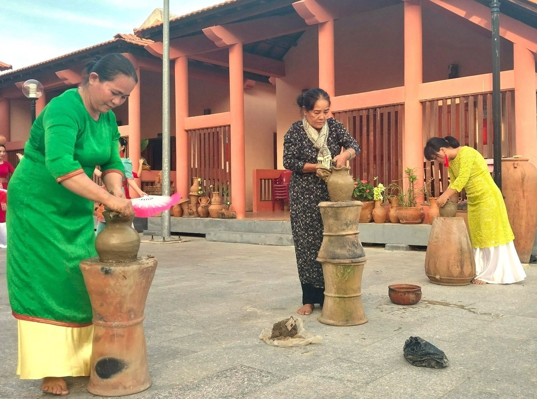 Chủ tịch nước Võ Văn Thưởng thăm bà con làng gốm Bàu Trúc ảnh 3