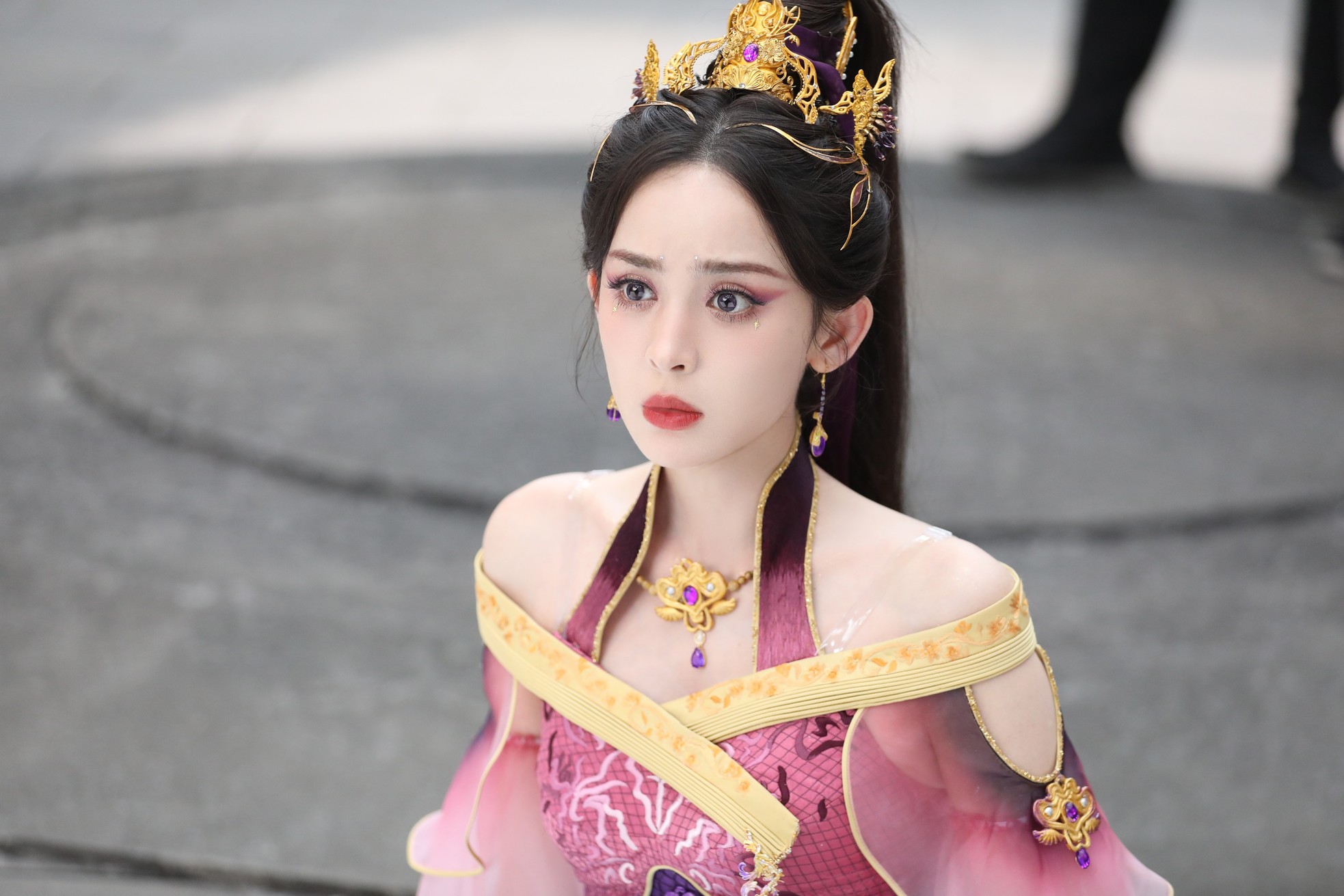 Vì sao Cổ Lực Na Trát luôn bị chê là người đẹp não rỗng? ảnh 1