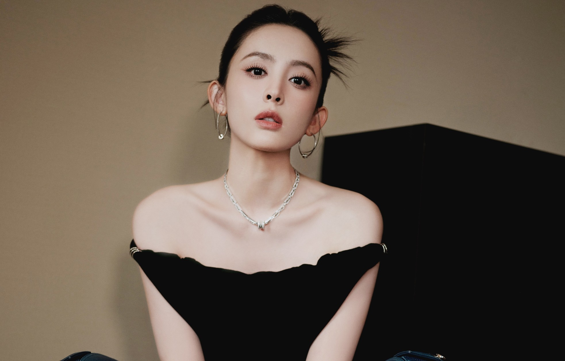 Vì sao Cổ Lực Na Trát luôn bị chê là người đẹp não rỗng? ảnh 6
