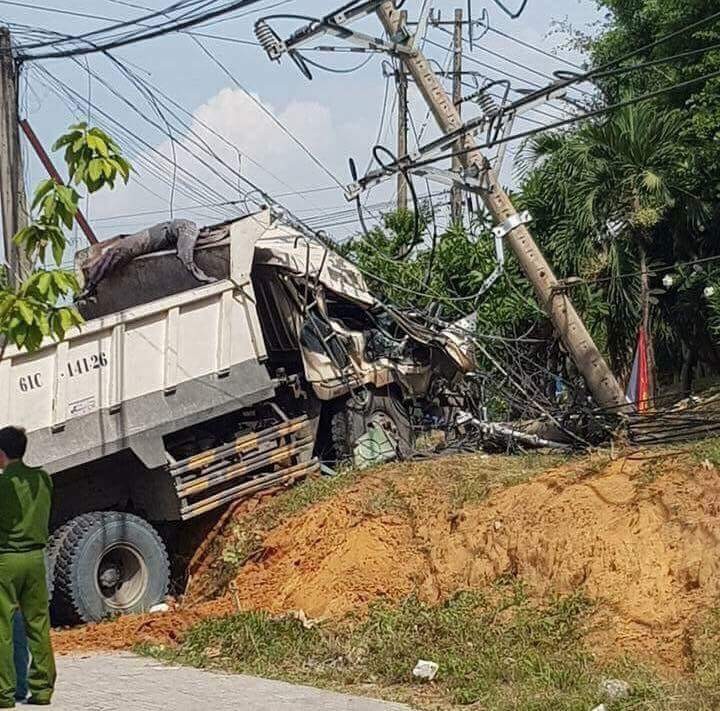 Xe ben 'làm xiếc' tông gãy cột điện ảnh 1