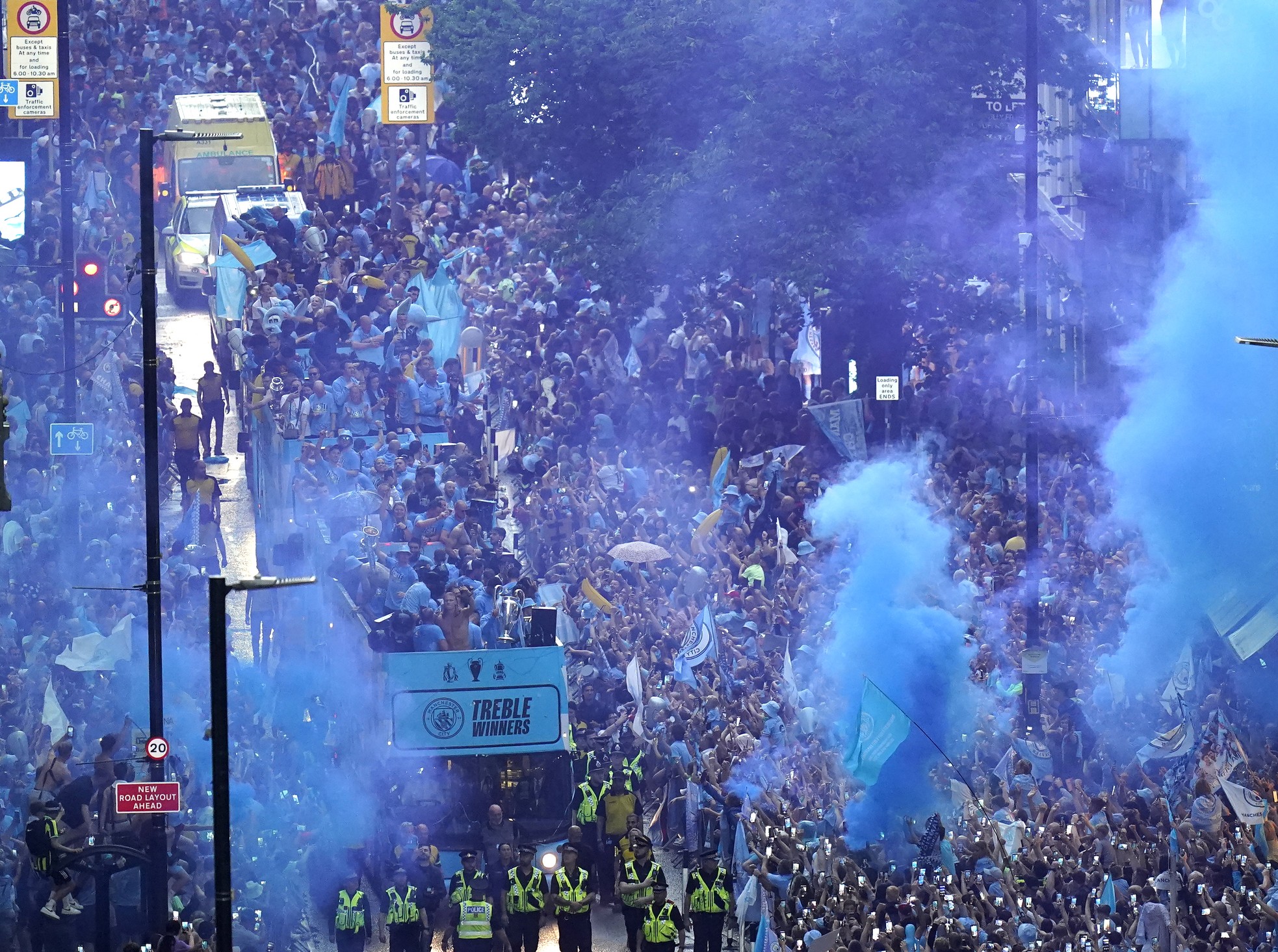 Những hình ảnh đáng nhớ về lễ diễu hành lịch sử của Man City ảnh 20