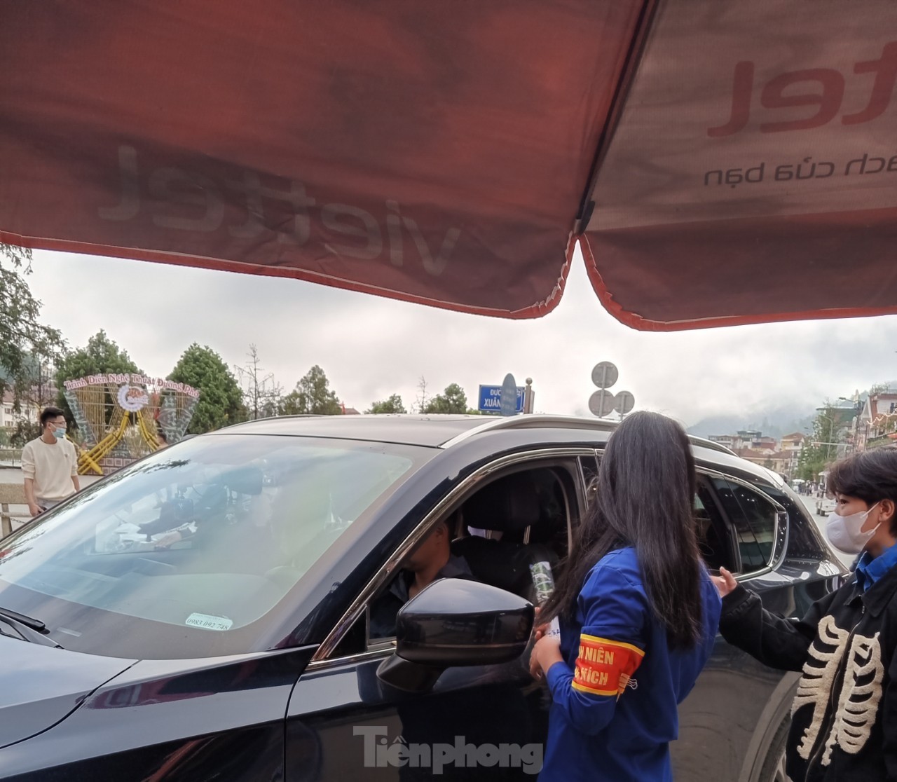 Thanh niên Sa Pa dọn rác, lập các chốt duy trì giao thông dịp lễ ảnh 7
